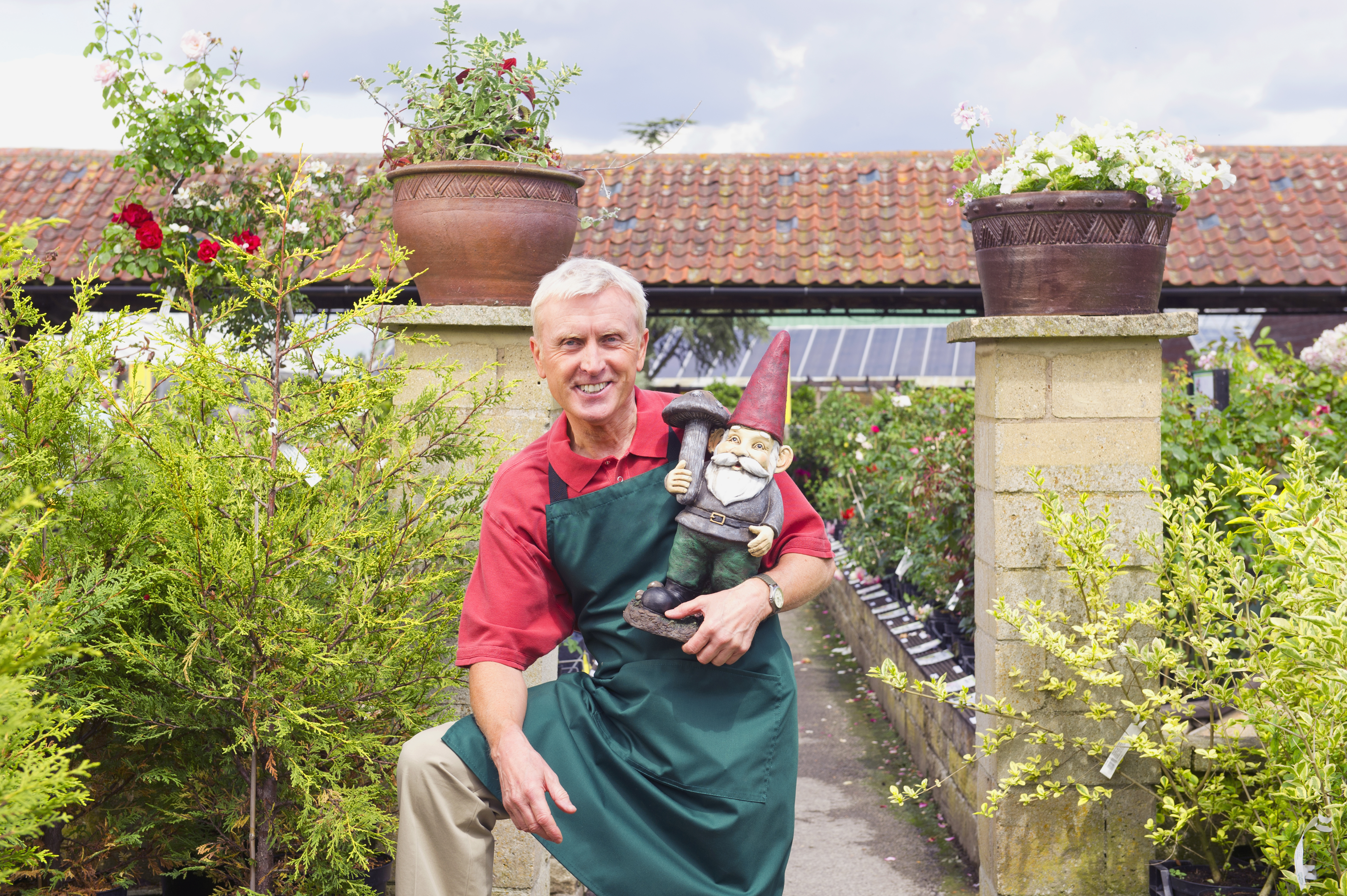 Un hombre mayor sujetando un gnomo de jardín | Foto: Getty Images
