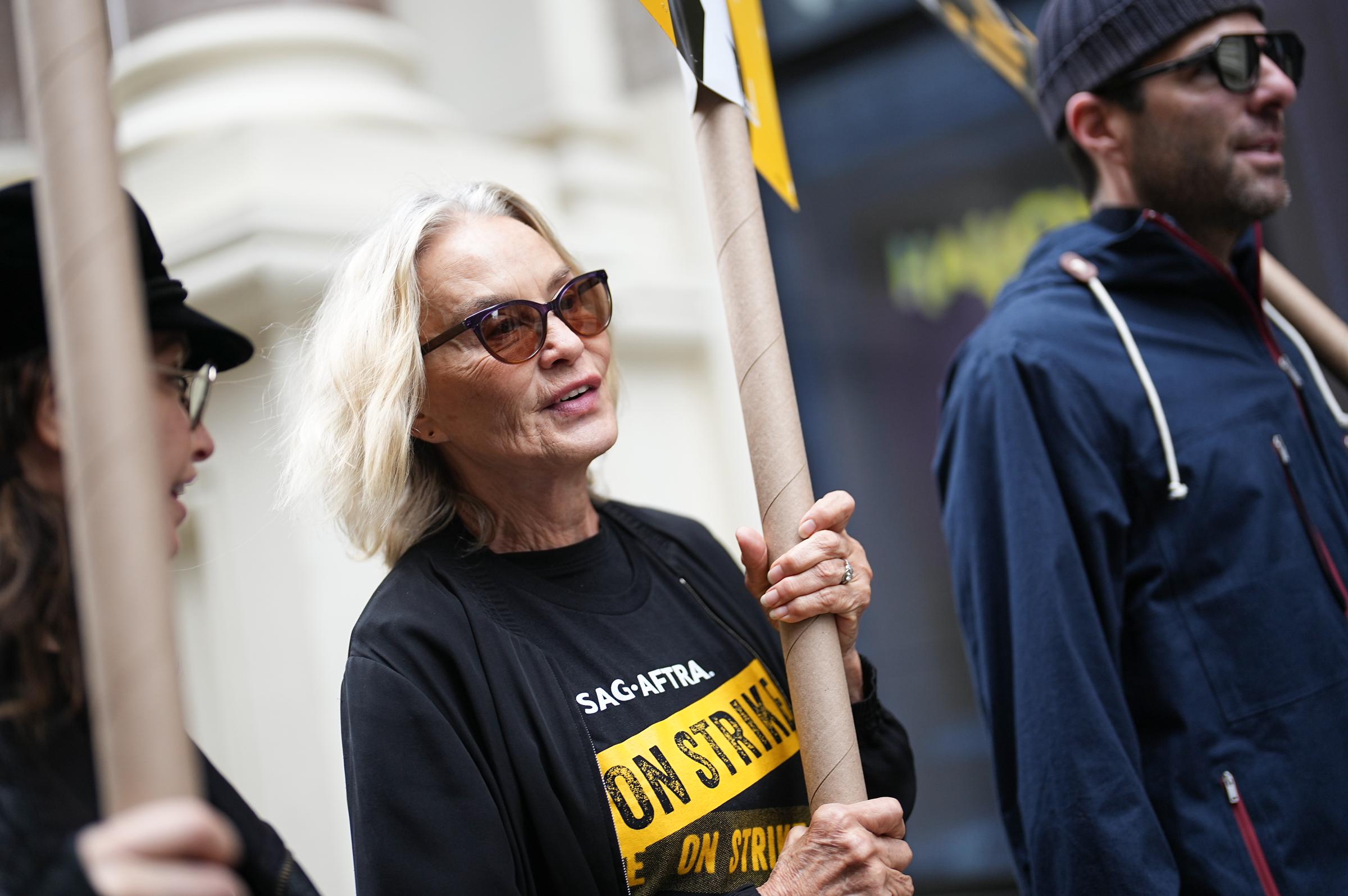 Jessica Lange se une a los miembros de SAG-AFTRA en huelga el 30 de octubre de 2023 en Nueva York | Fuente: Getty Images