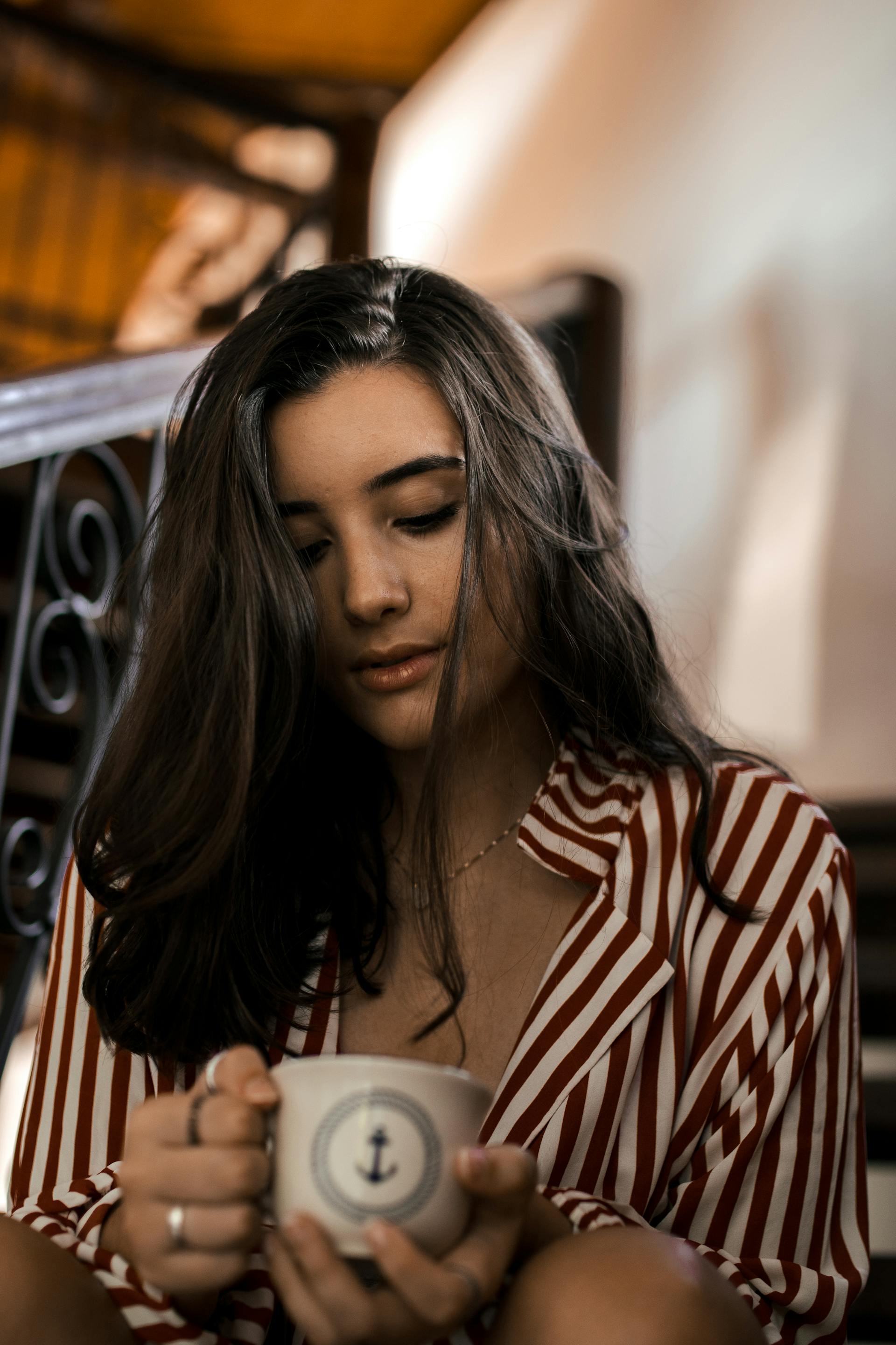 Una mujer reflexiva tomando café | Fuente: Pexels