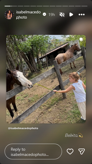 Julia, la hija menor de Isabel Macedo, alimentando a un caballo en una finca | Fuente: Instagram Stories/isabelmacedophoto
