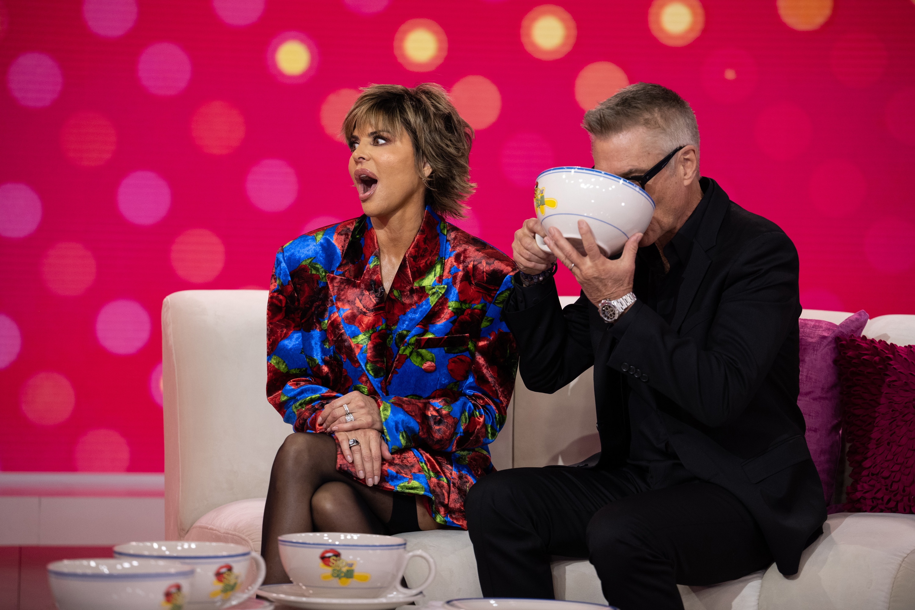 Lisa también ha aparecido en el programa de cocina de su esposo, In the Kitchen with Harry Hamlin, junto a invitados famosos, a pesar de admitir abiertamente que no cocina en casa. | Fuente: Getty Images.
