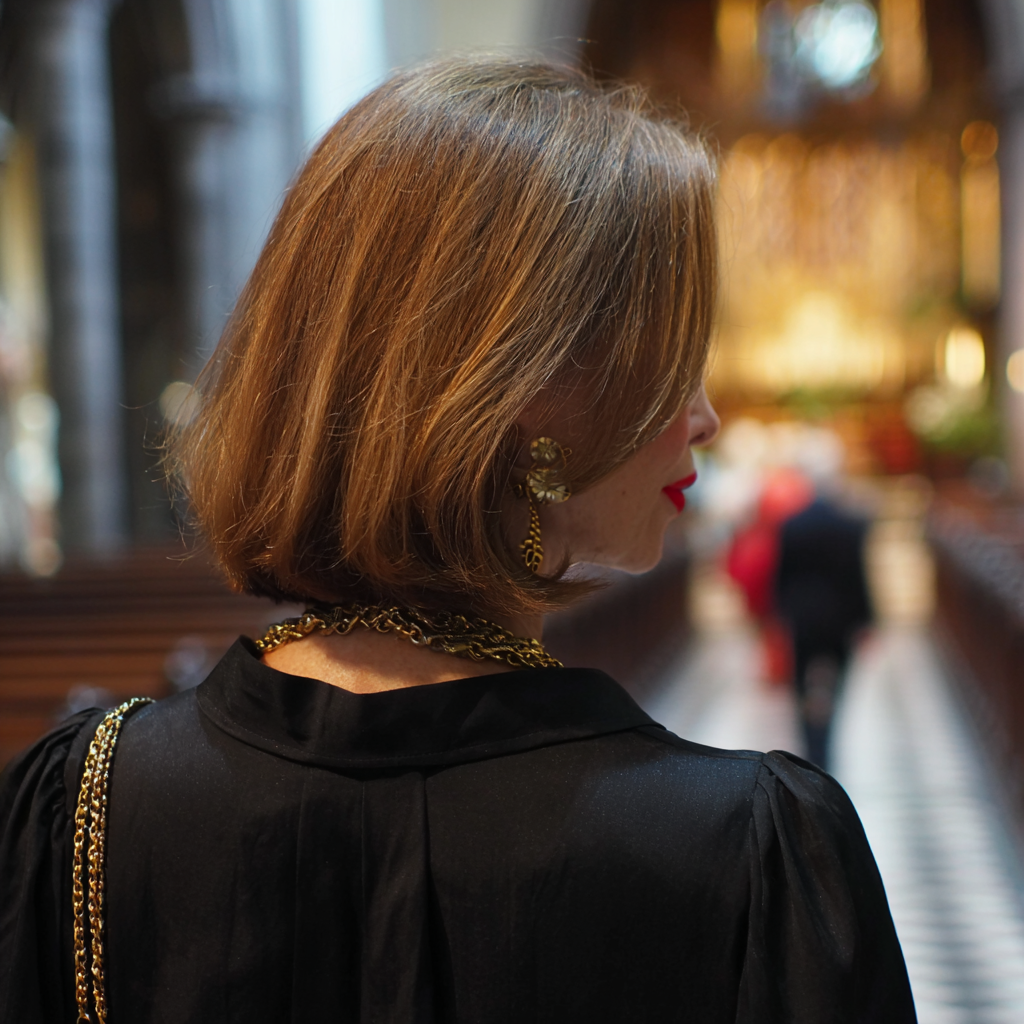 La vista trasera de una mujer de pie en una iglesia | Fuente: Midjourney