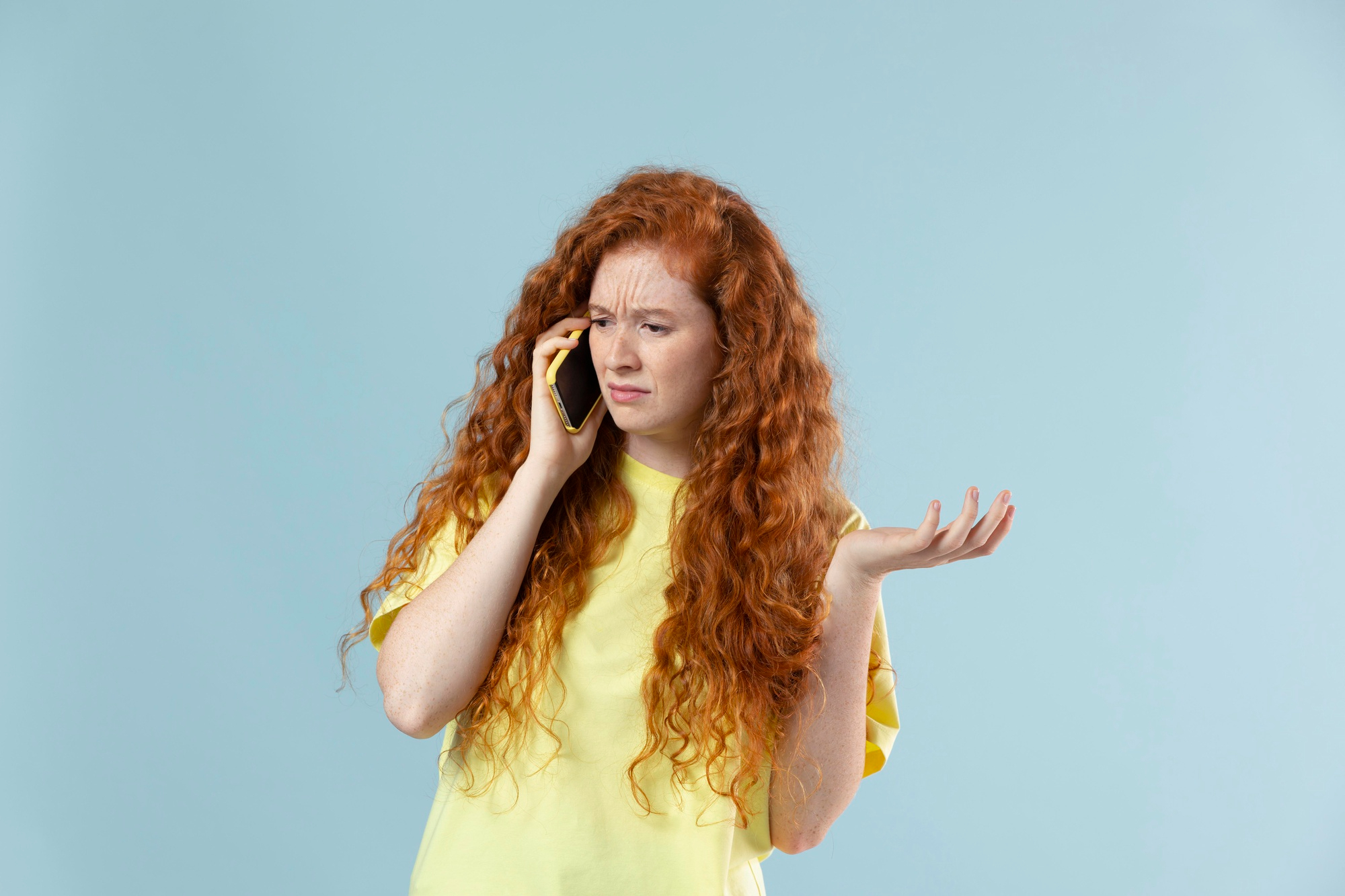 Una mujer infeliz hablando por teléfono | Fuente: Freepik
