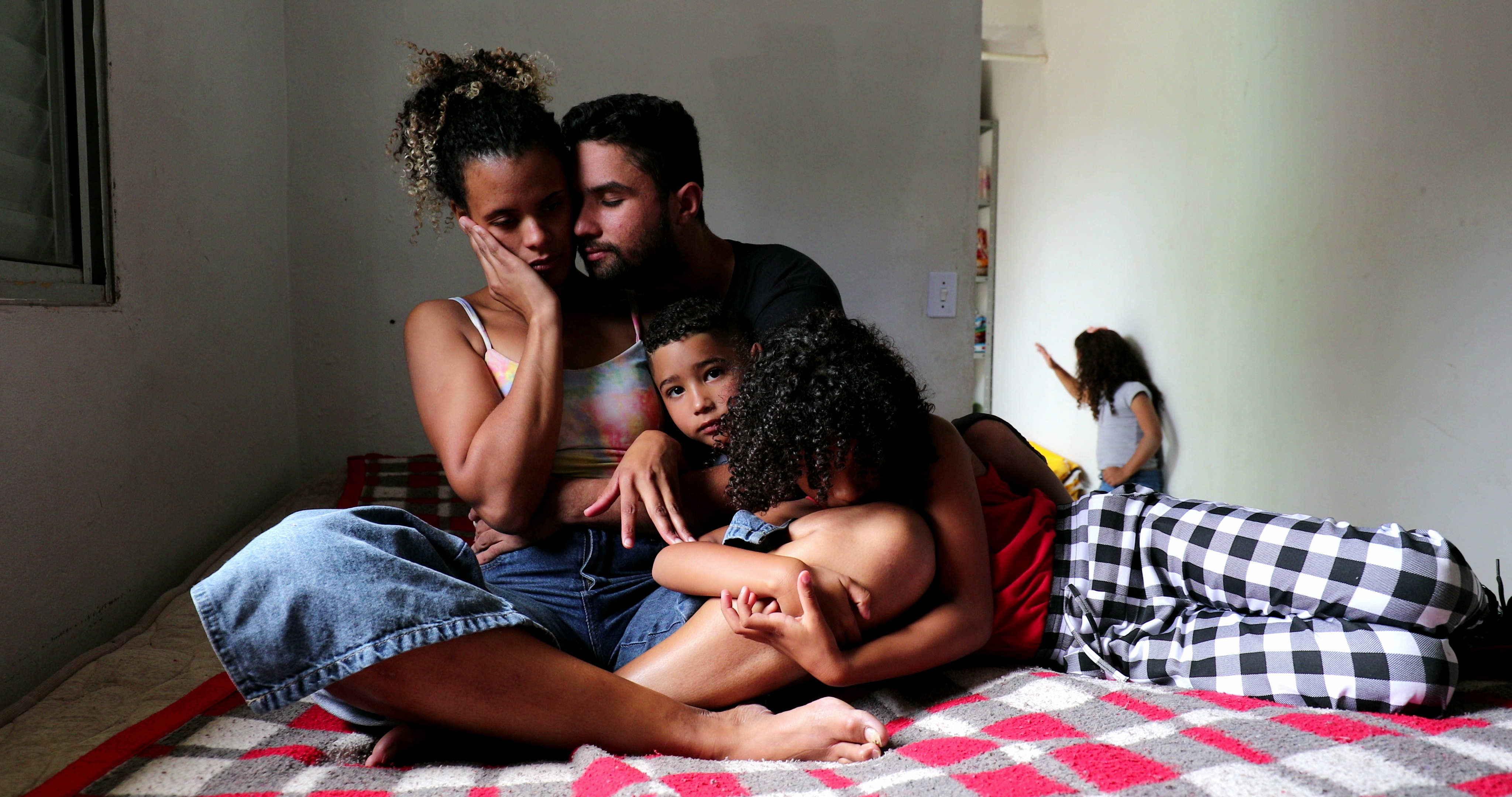 Hombre, mujer y dos niños se dan afecto | Foto: Shutterstock