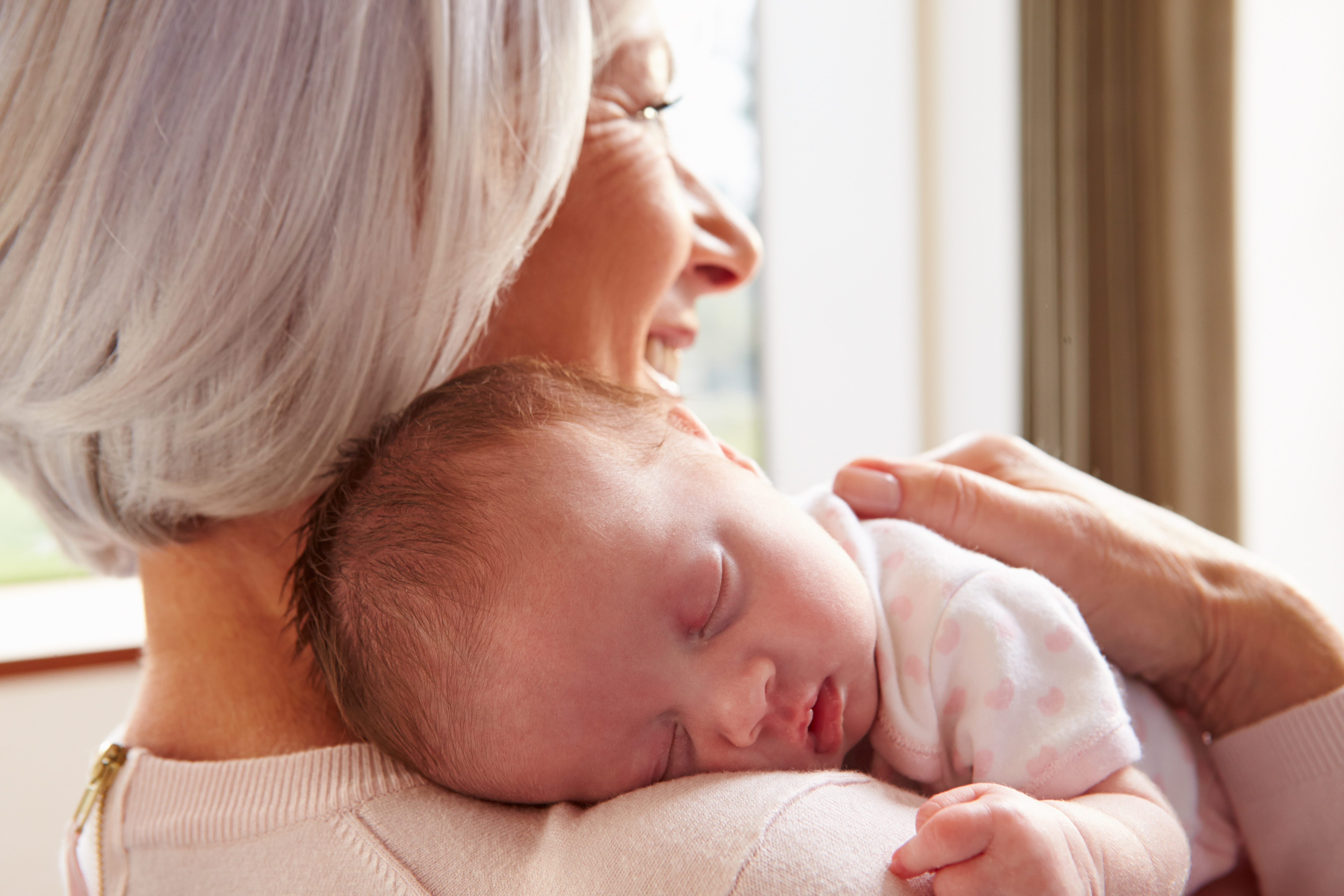 Una abuela con su nieto recién nacido en brazos | Foto: Shutterstock