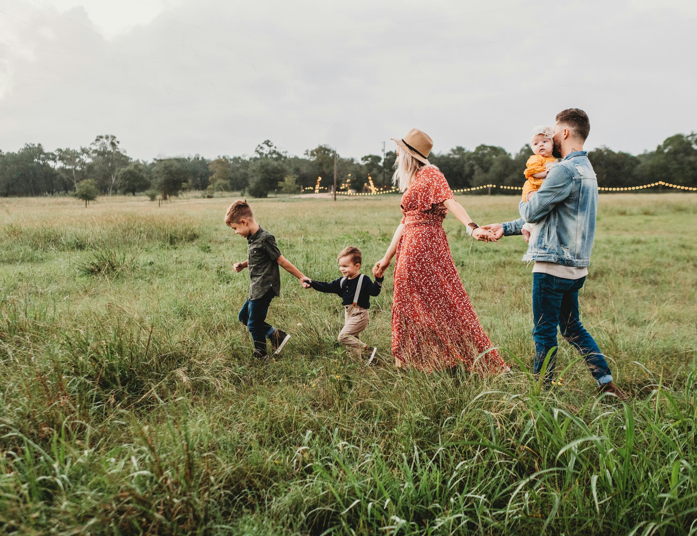 Una familia paseando por el campo | Fuente: Unsplash