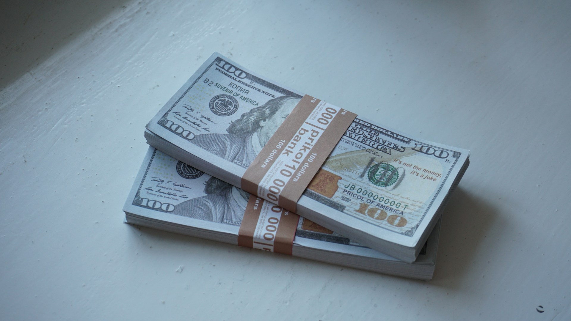 Fajos de dinero sobre una mesa | Fuente: Unsplash