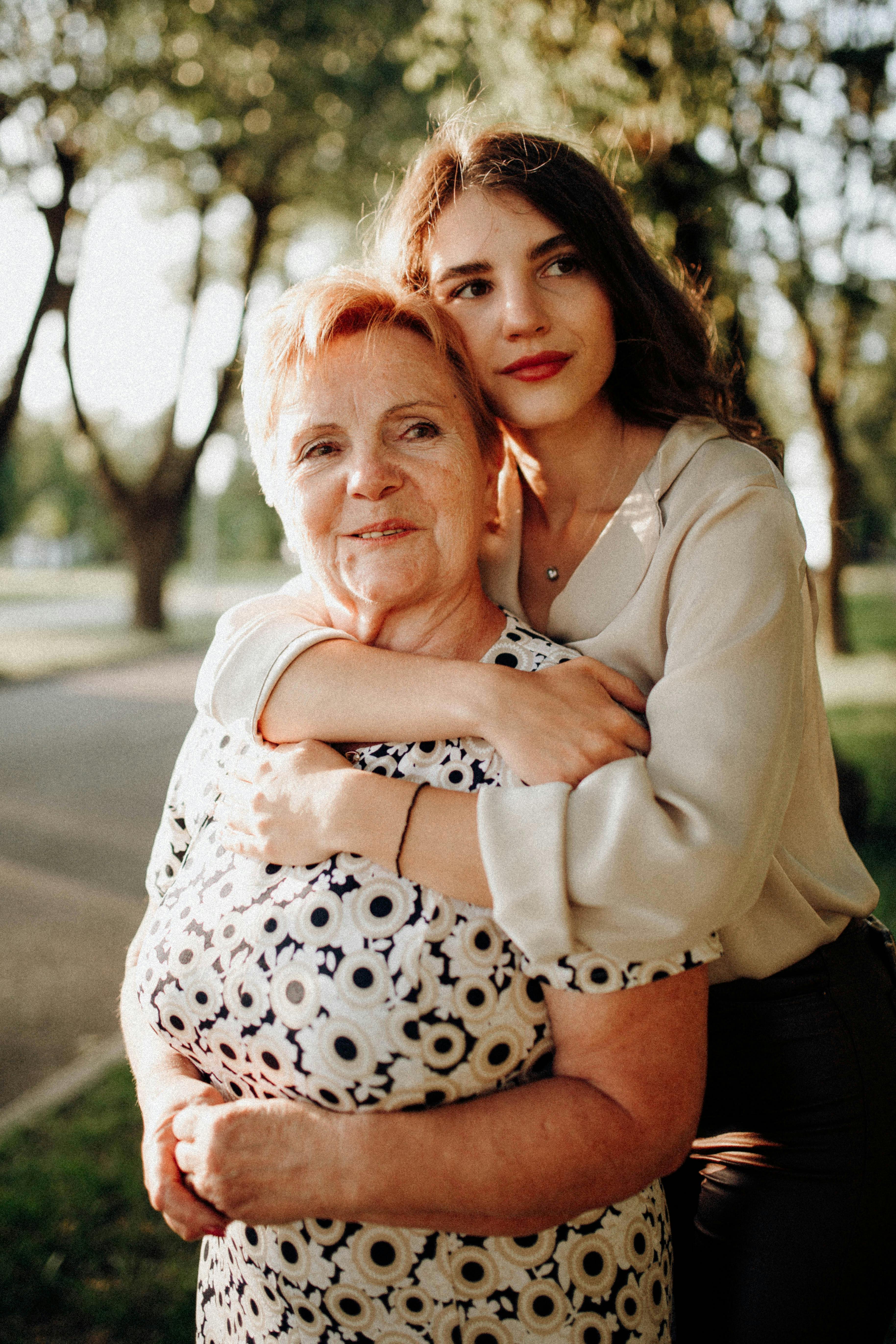 Una mujer abrazando a su abuela | Fuente: Pexels
