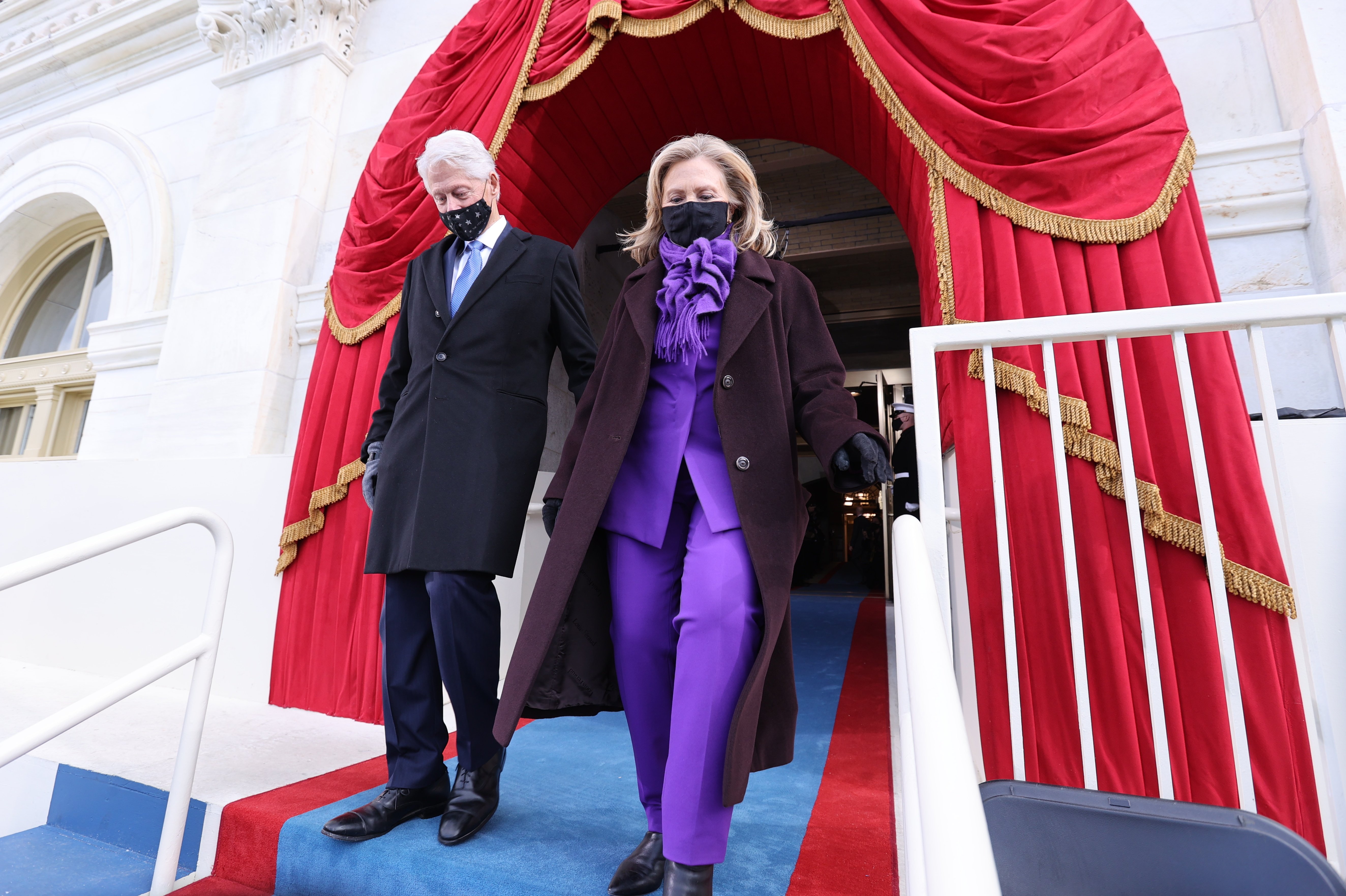 Bill Clinton y Hillary Clinton en la 59ª inauguración presidencial, el 20 de enero de 2021 en el Capitolio de los Estados Unidos en Washington, DC. | Foto: Getty Images