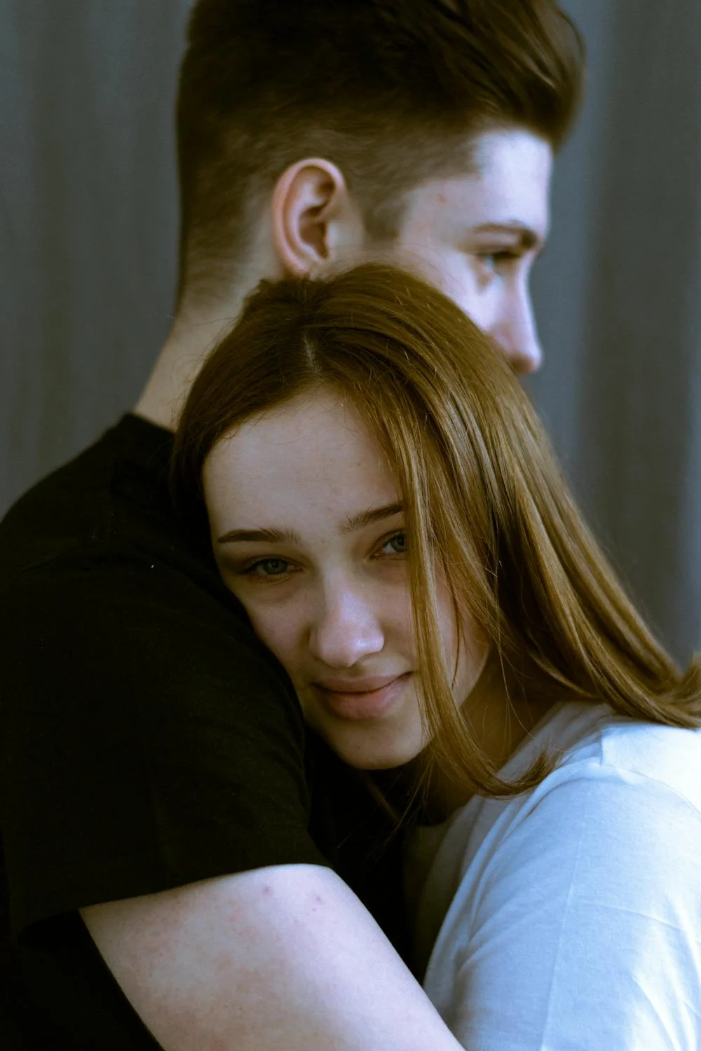 Un hombre abrazando a su novia | Fuente: Pexels