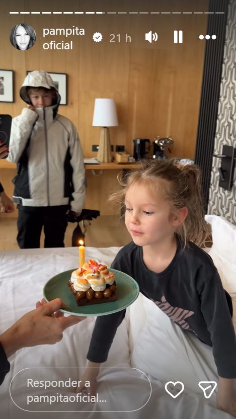Anita sopla su vela de cumpleaños | Fuente: Instagram/pampitaoficial