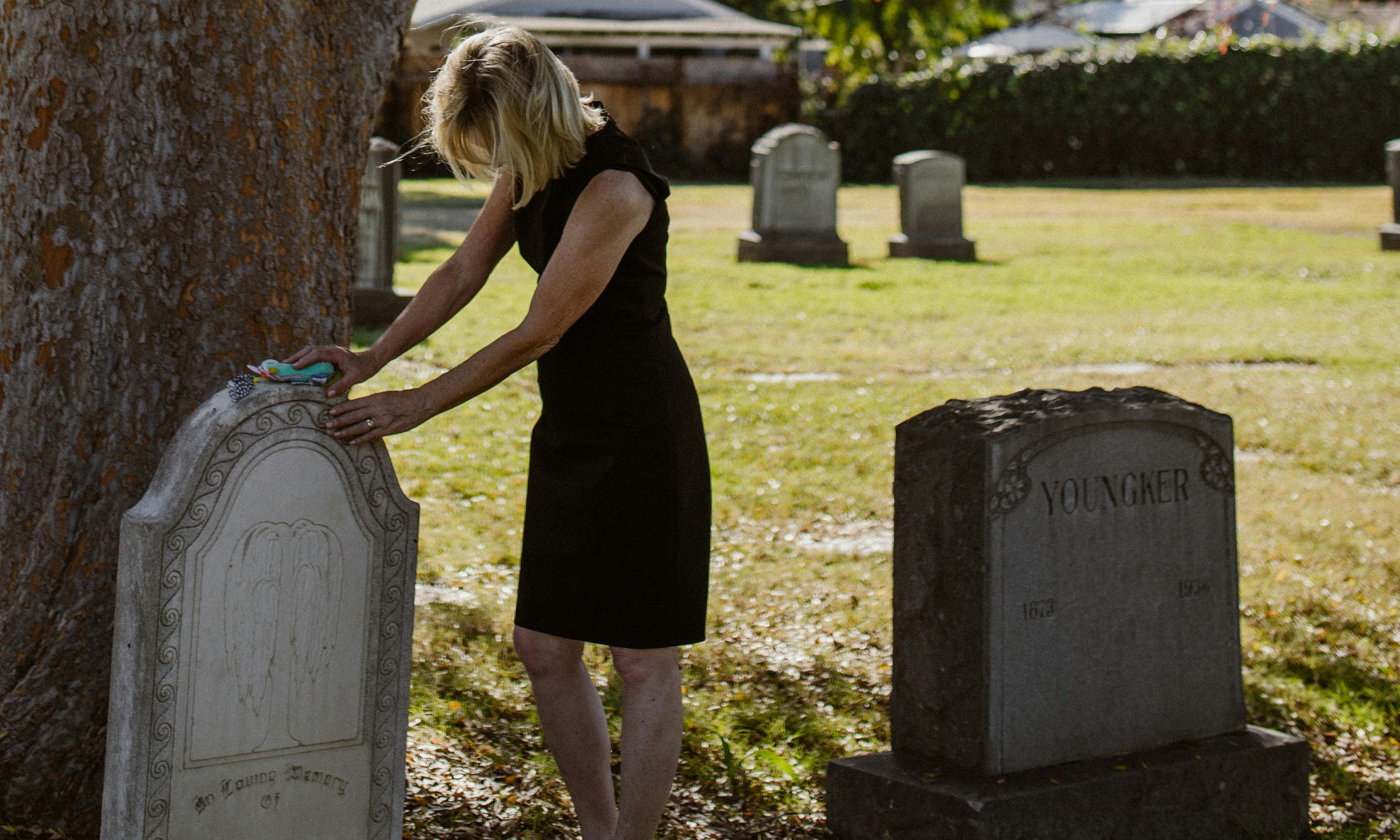 Una mujer visitando una tumba | Fuente: Pexels