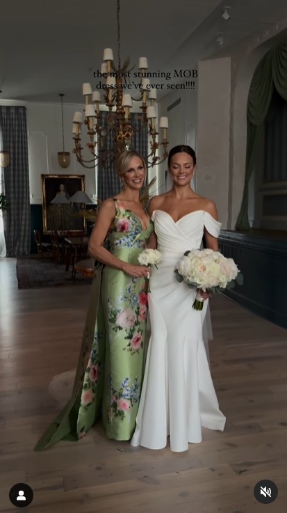 Lori DeWitt y Amanda DeWitt LeBlanc en la boda de esta última en un clip subido el 5 de junio de 2024 | Fuente: Instagram/capturedbychloe.co