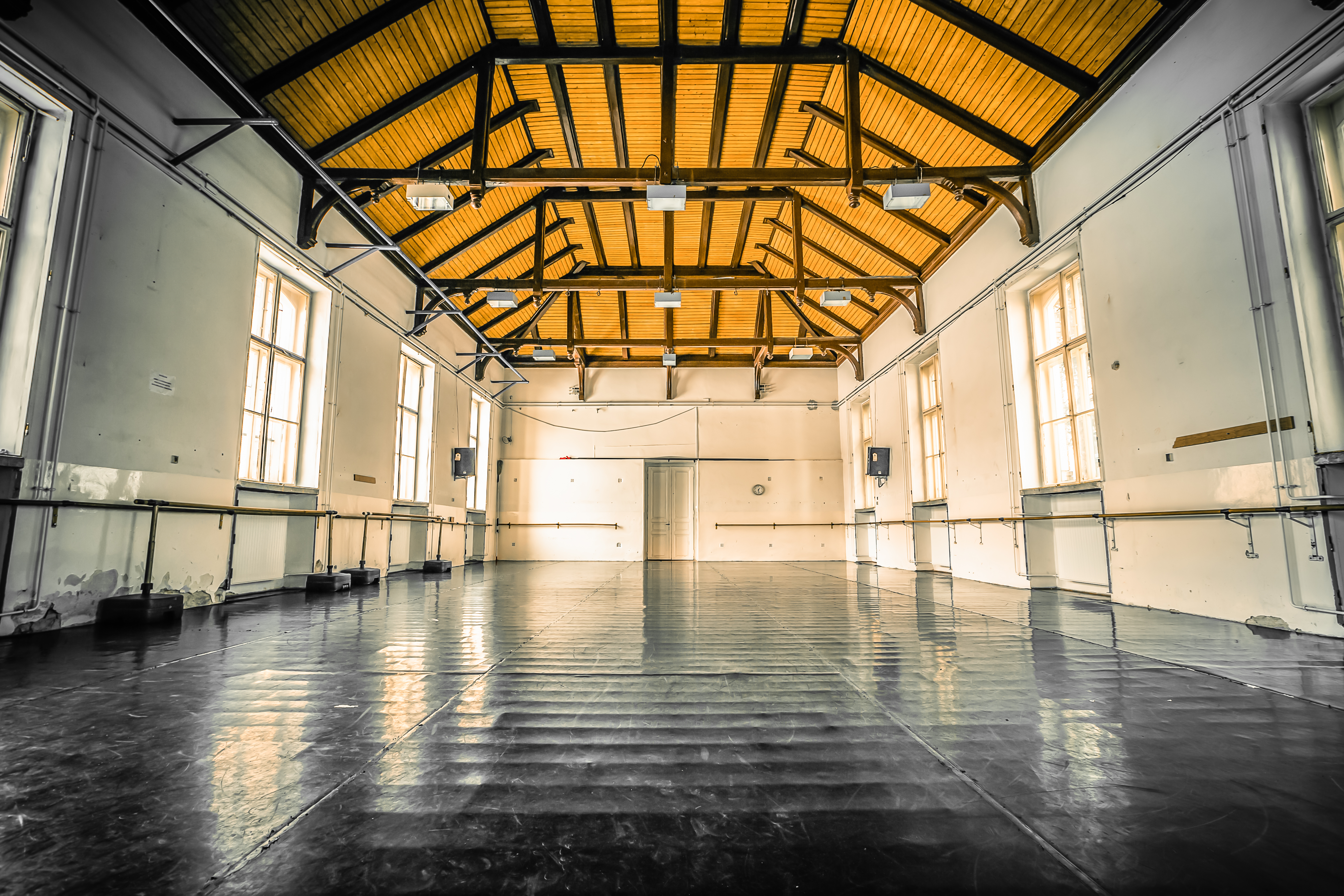 Antiguo suelo de salón de baile negro. | Fuente: Shutterstock