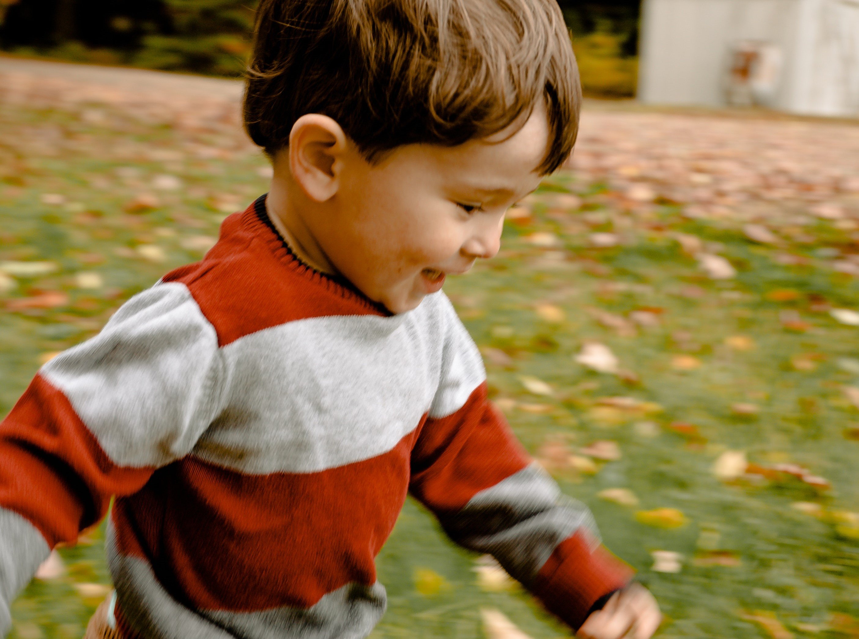 Un niño feliz jugando al aire libre | Fuente: Pexels