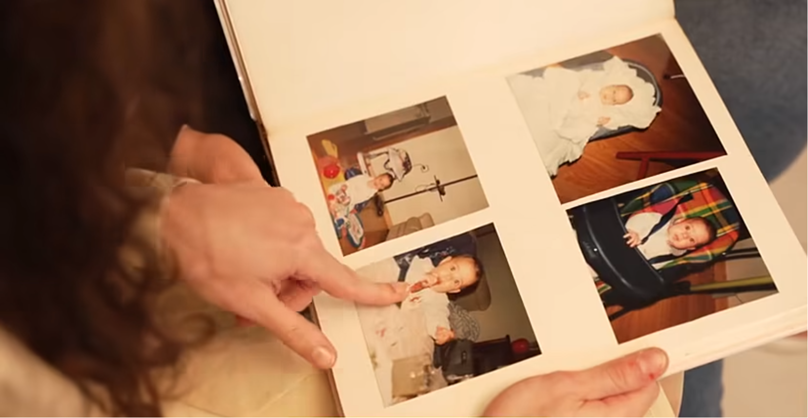 Noelia Castillo Ramos mostrando fotografías de su infancia | Fuente: Facebook/Antena 3 Noticias