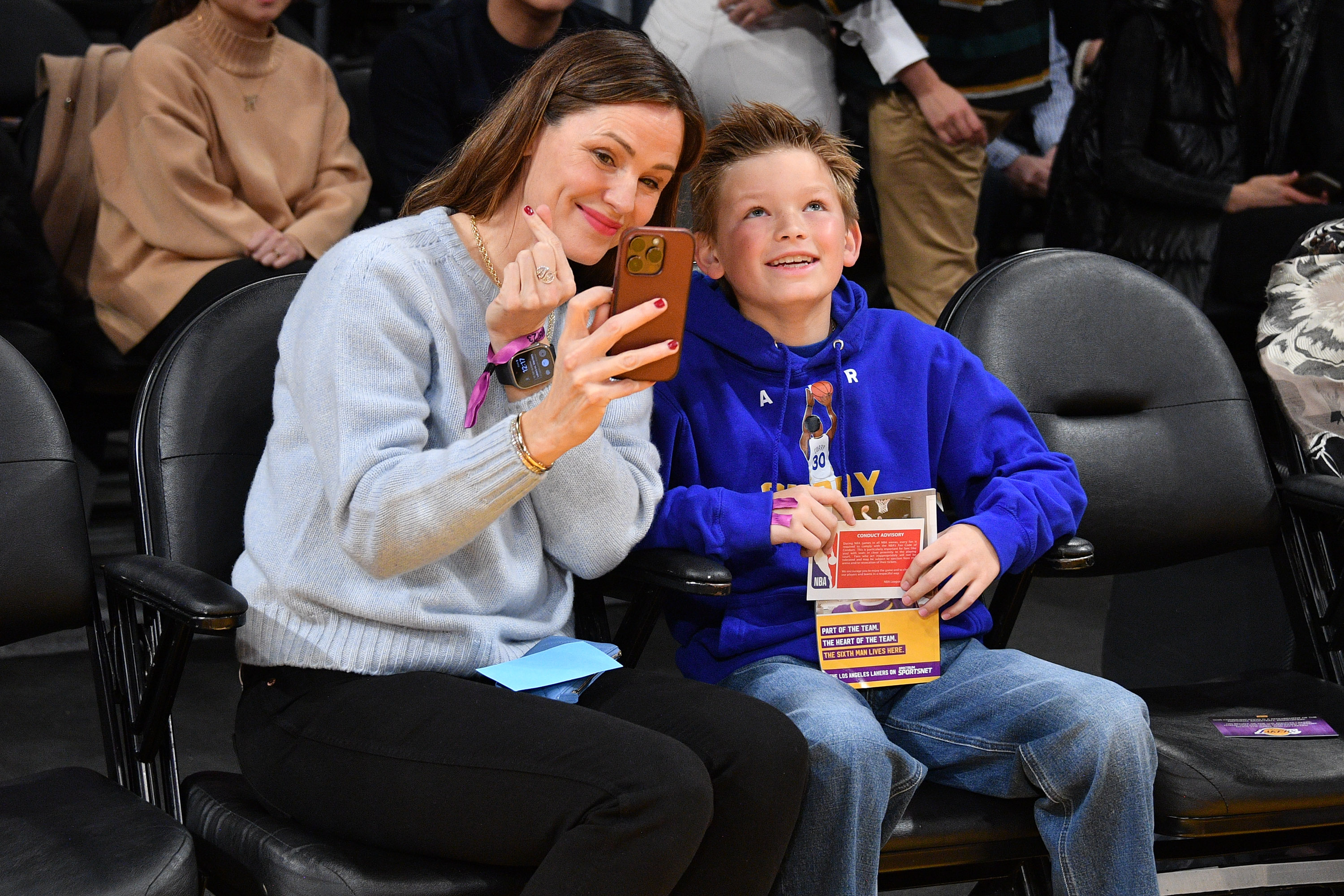 Jennifer Garner y Samuel Garner Affleck asisten a un partido de baloncesto entre Los Angeles Lakers y los Golden State Warriors en el Crypto.com Arena el 5 de marzo de 2023, en Los Angeles, California | Fuente: Getty Images