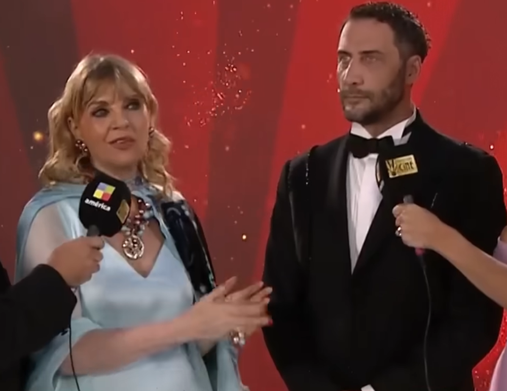 Teté Coustarot y Luciano Cáceres en la alfombra roja de los Martín Fierro de Cine 2025 | Fuente: YouTube/América TV