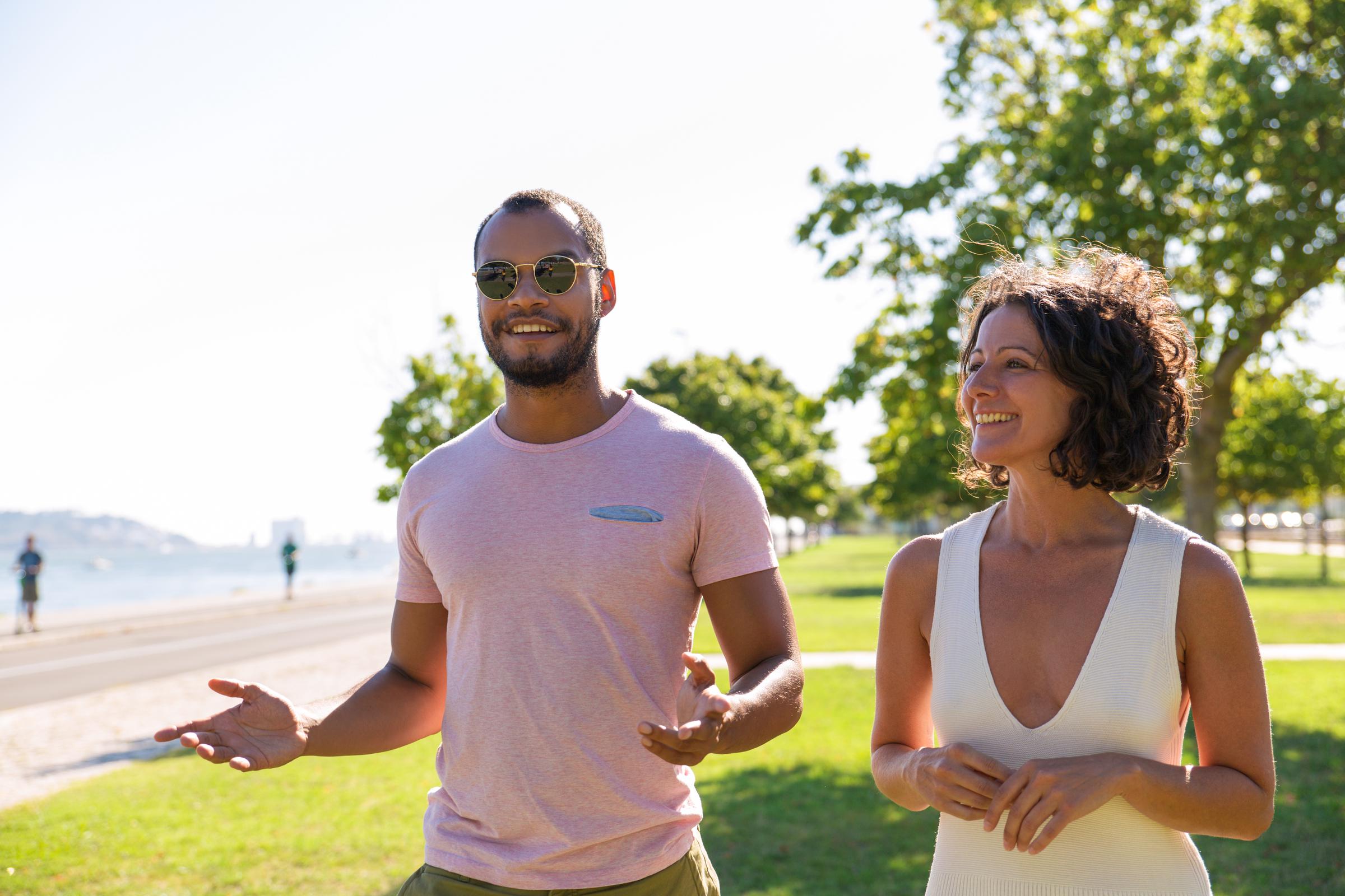 Un hombre y una mujer paseando por el parque | Fuente: Shutterstock