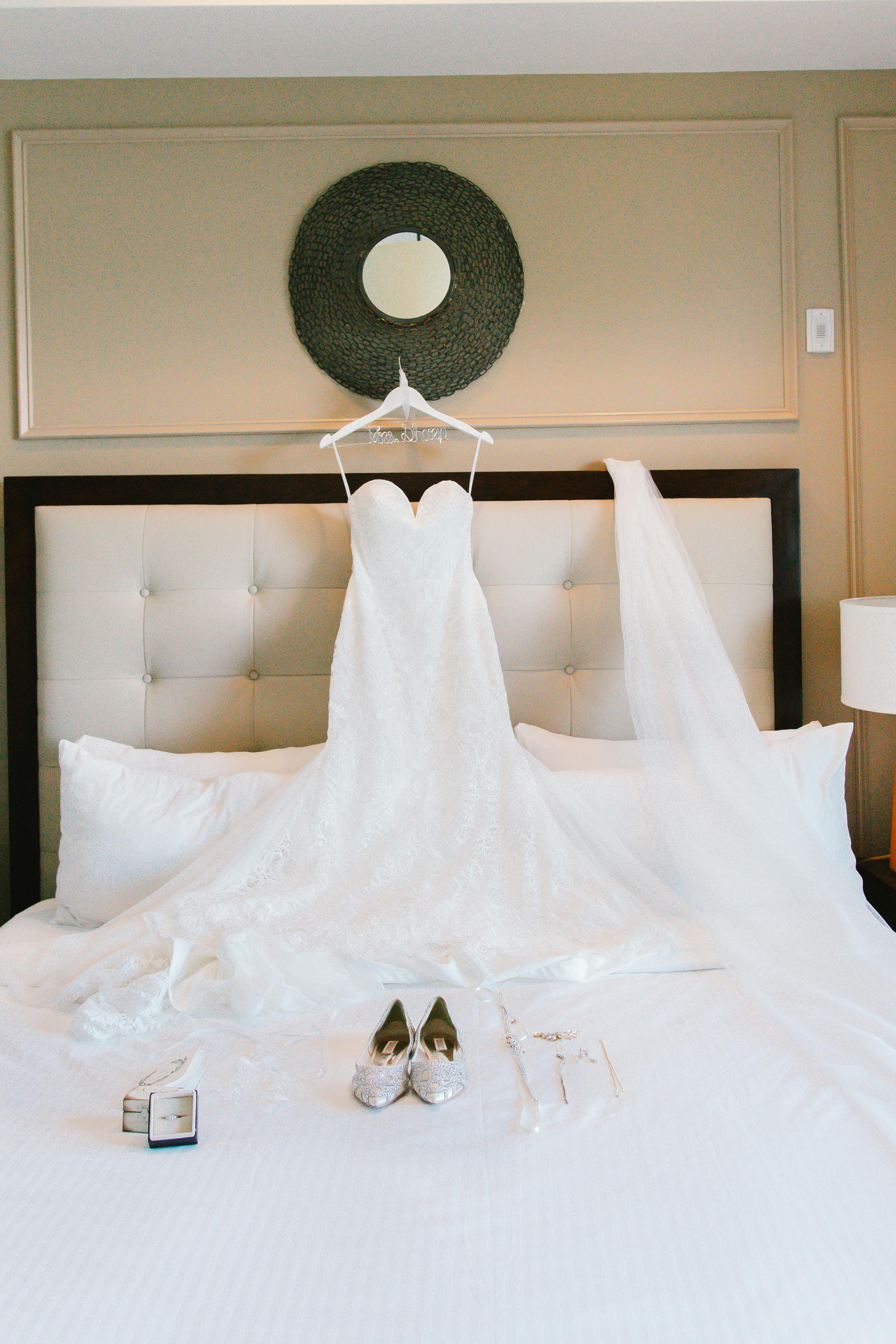 Un vestido de novia y accesorios | Fuente: Pexels