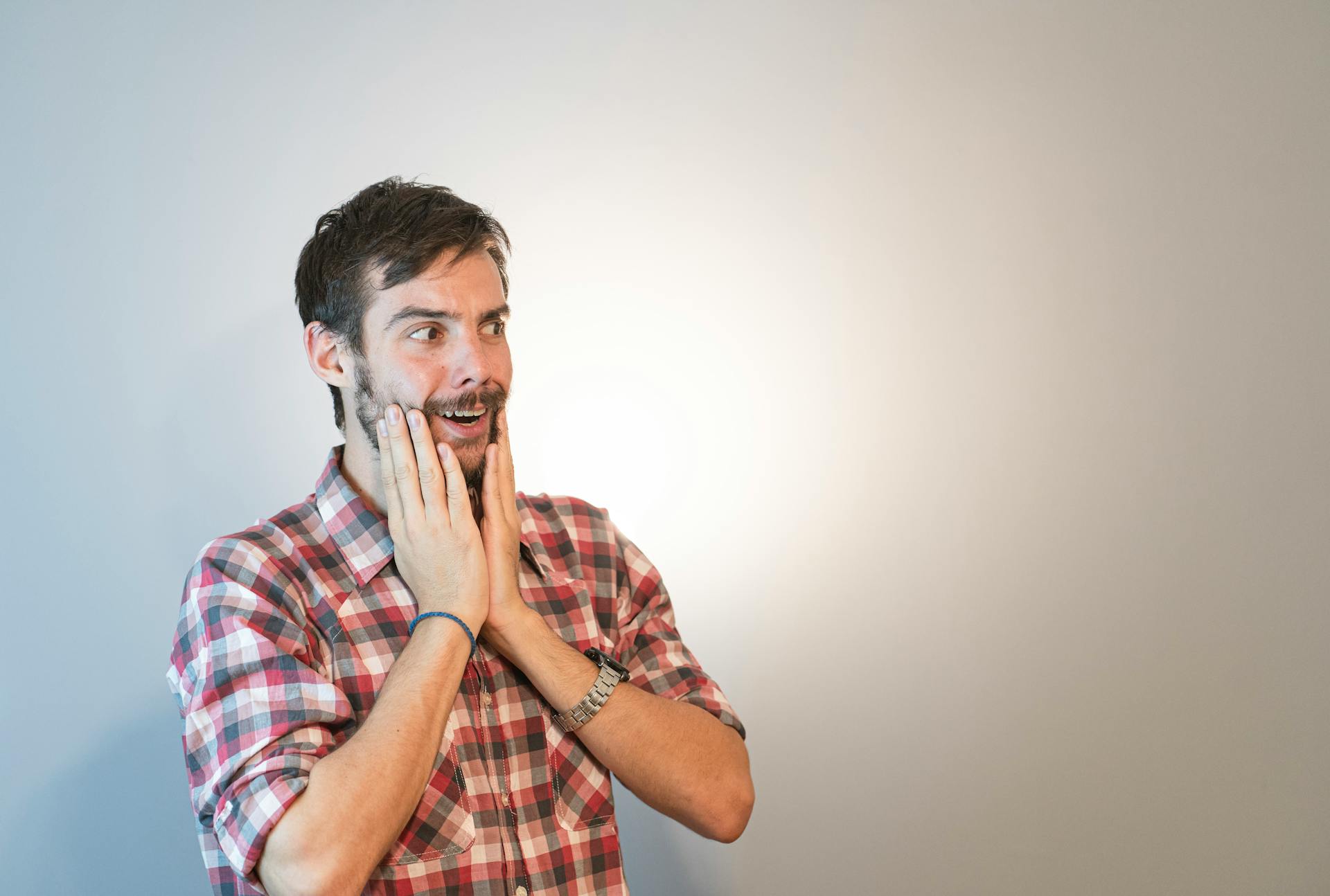 Un hombre mirando a alguien con incredulidad | Fuente: Pexels
