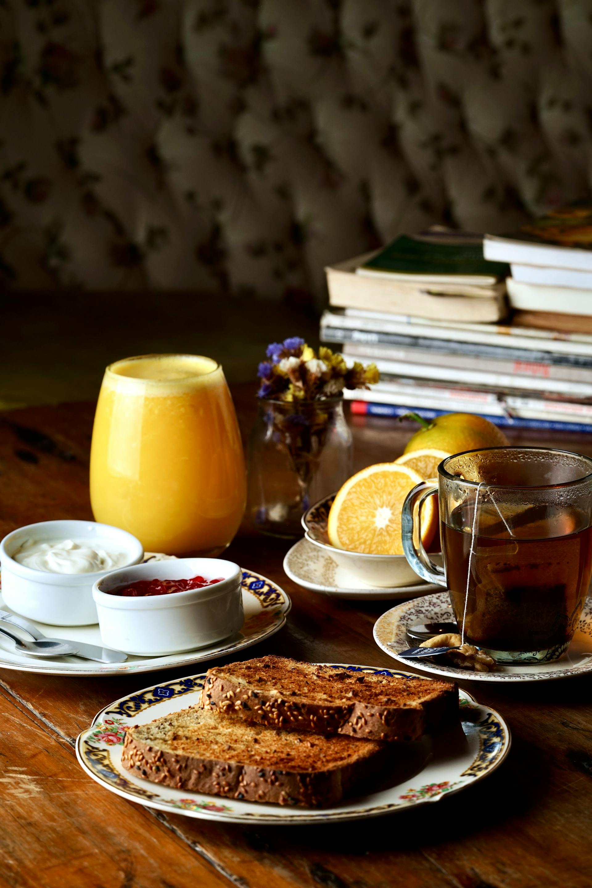 Un desayuno sobre una mesa de madera | Fuente: Pexels