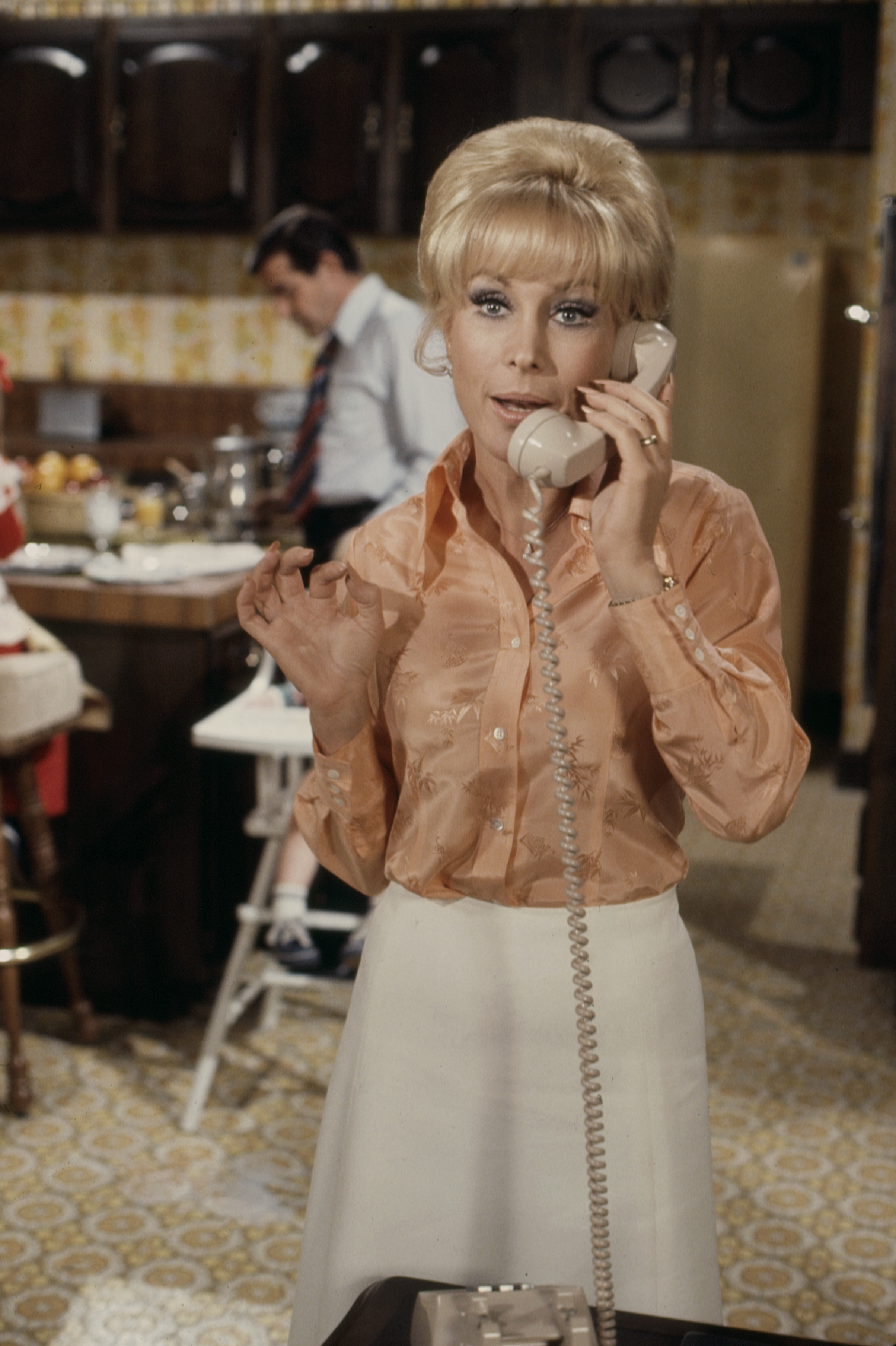 Barbara Eden actúa en la escena que aparece en el telefilme de la ABC "Let's Switch!" en 1975. | Fuente: Getty Images