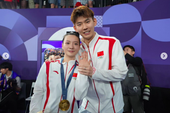 Huang Ya Qiong y Liu Yuchen posando para una foto durante los Juegos Olímpicos de París, publicada el 3 de agosto de 2024 | Fuente: Instagram/hyq28