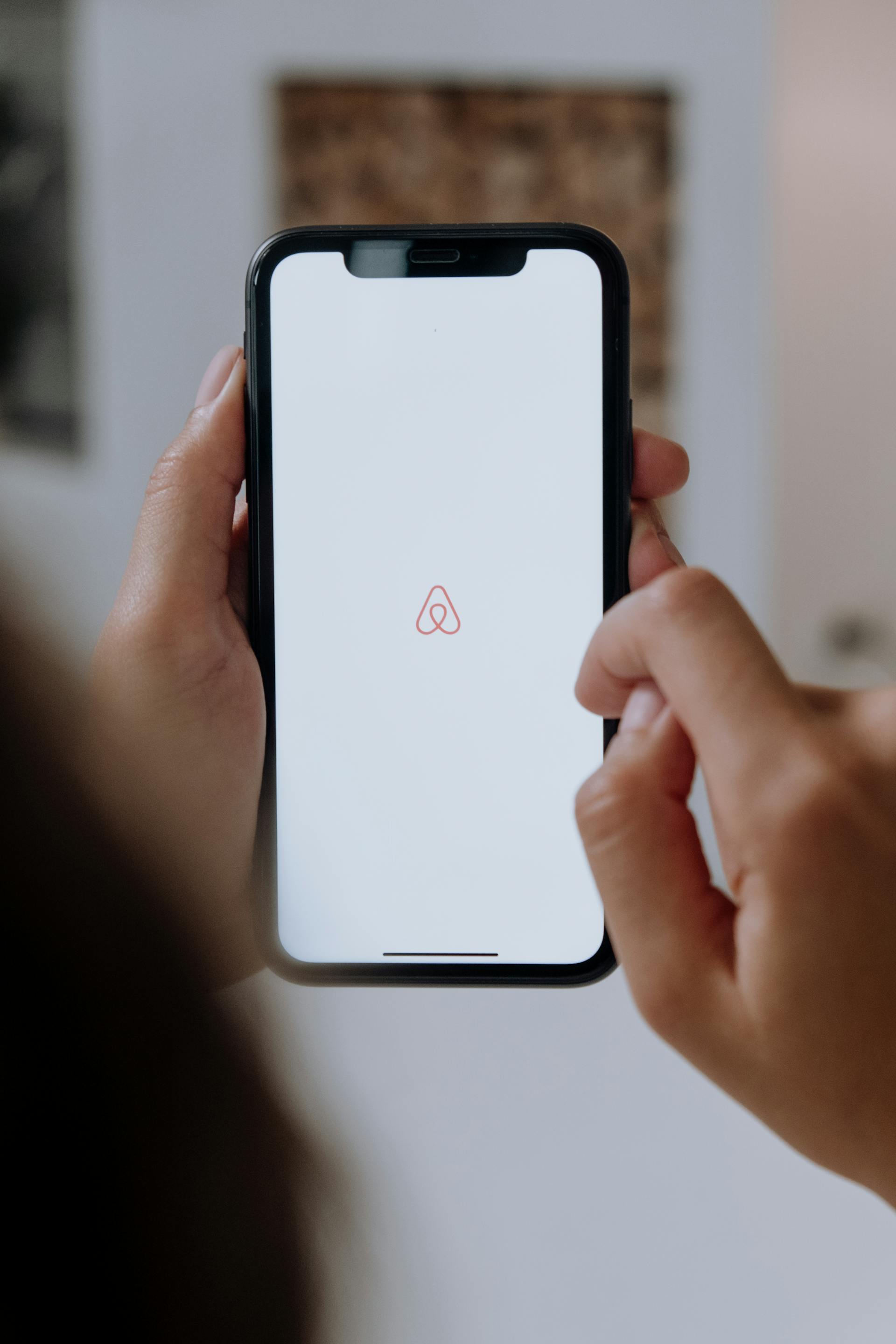Un teléfono abierto a una app de Airbnb | Fuente: Pexels