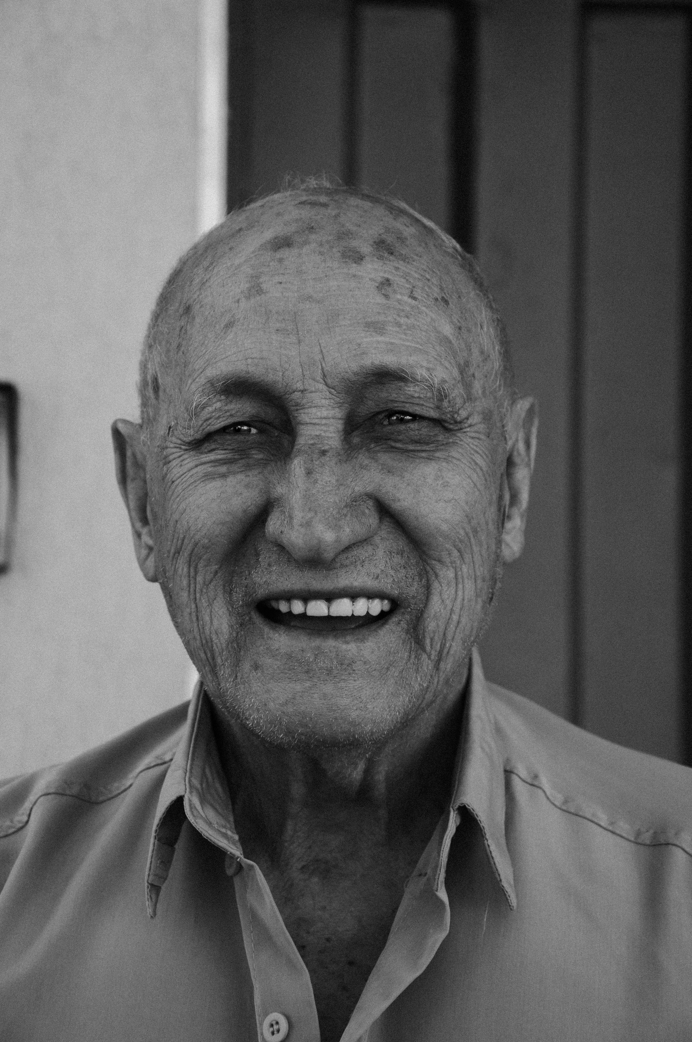 Foto en blanco y negro de un anciano sonriente | Fuente: Pexels