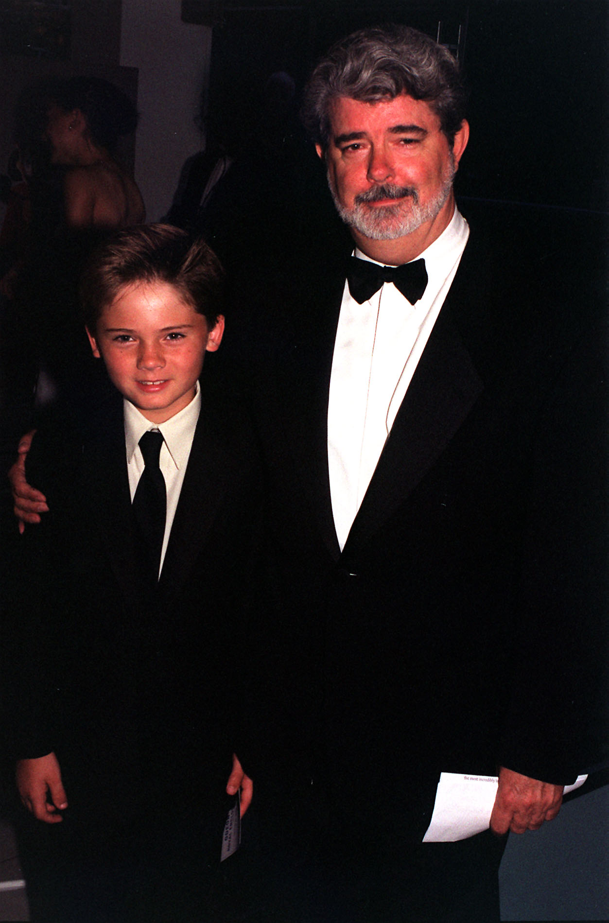 Jake Lloyd con el director George Lucas el 14 de julio de 1999 | Foto: Getty images