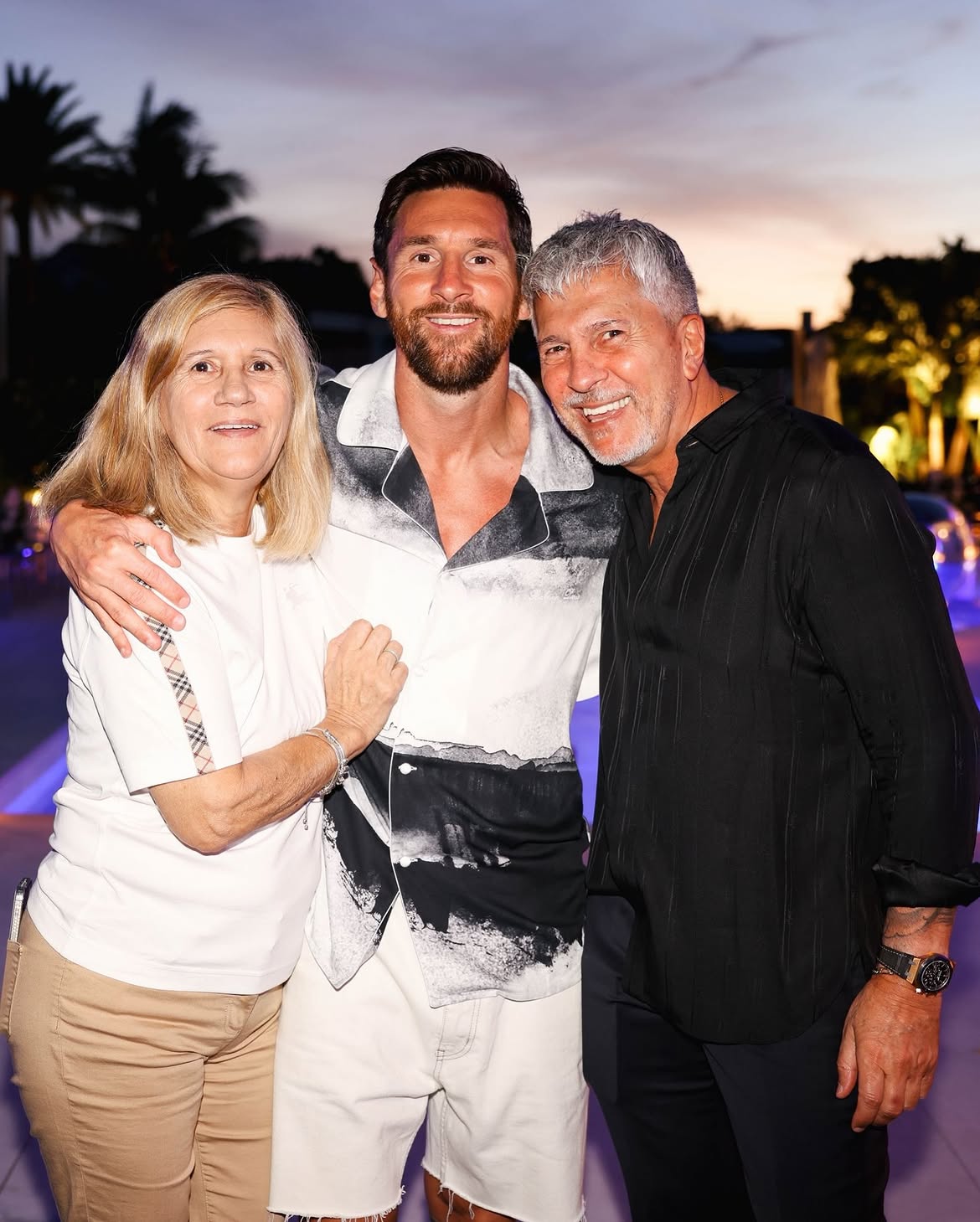 Lionel Messi abrazado a sus padres, Jorge Messi y Celia Cuccittini, durante su cumpleaños número 38 el pasado 25 de junio de 2025 | Fuente: Instagram/leomessi
