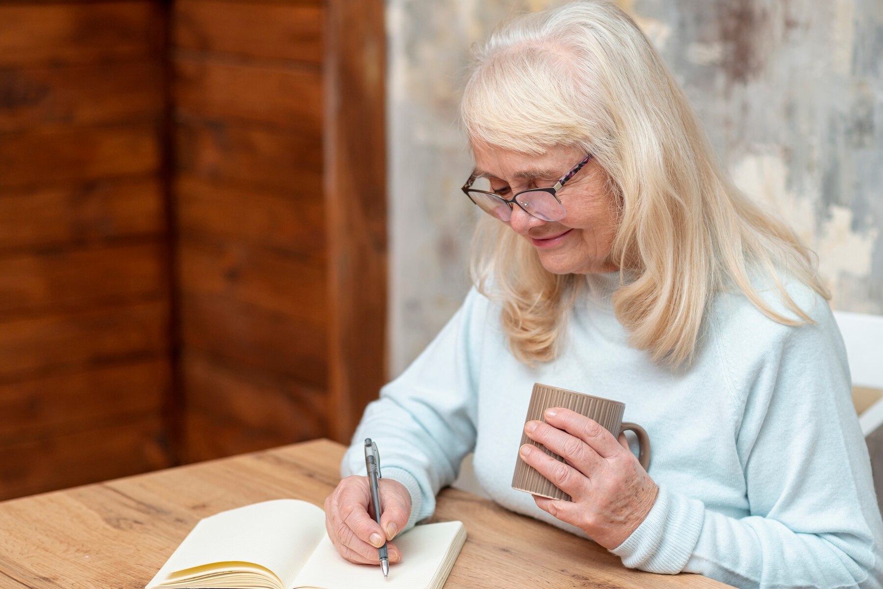 Una mujer escribiendo en su cuaderno | Fuente: Freepik