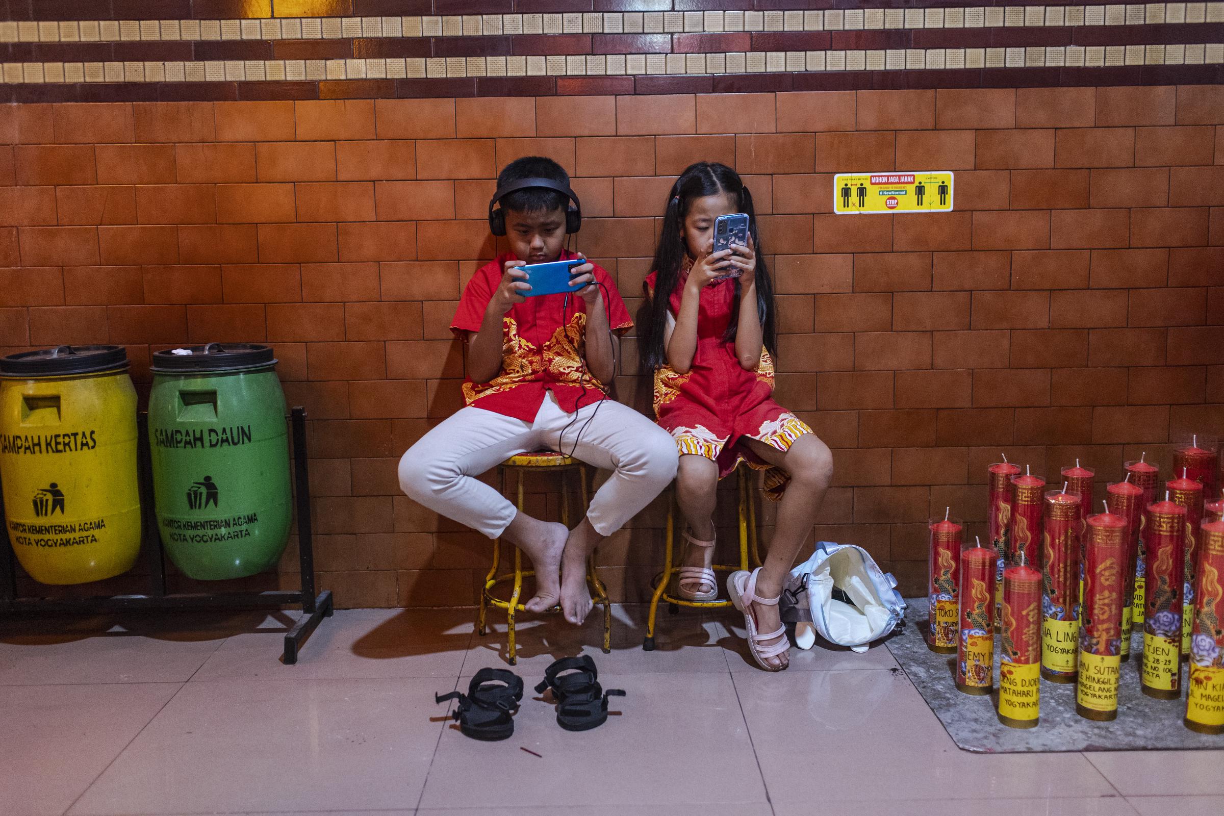 Niños jugando con sus teléfonos | Fuente: Getty Images