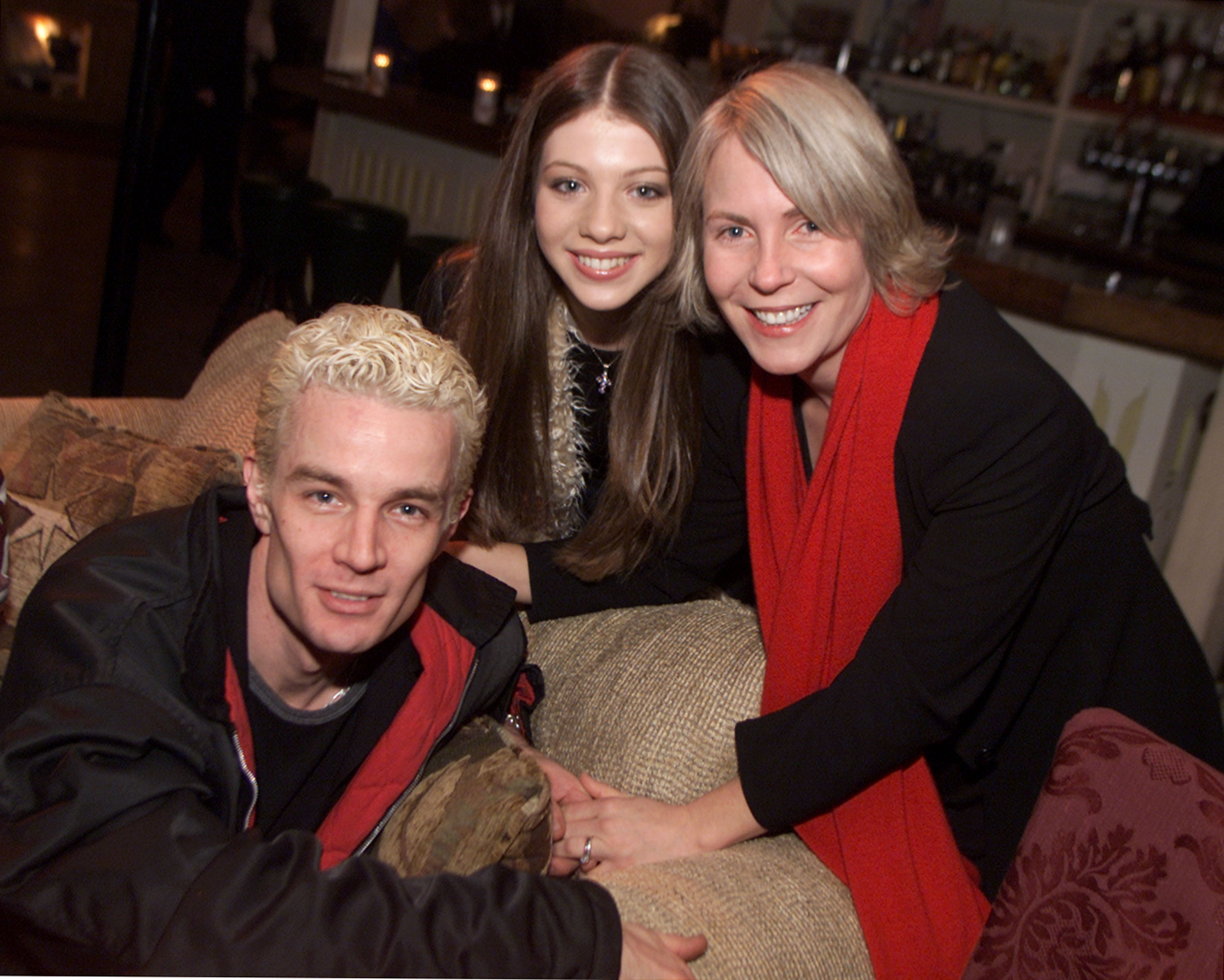 James Marsters, Michelle Trachtenberg y la productora ejecutiva Marti Noxon asisten a la fiesta TCA de UPN en Twin Palms, Los Ángeles, el 14 de enero de 2002 | Fuente: Getty Images