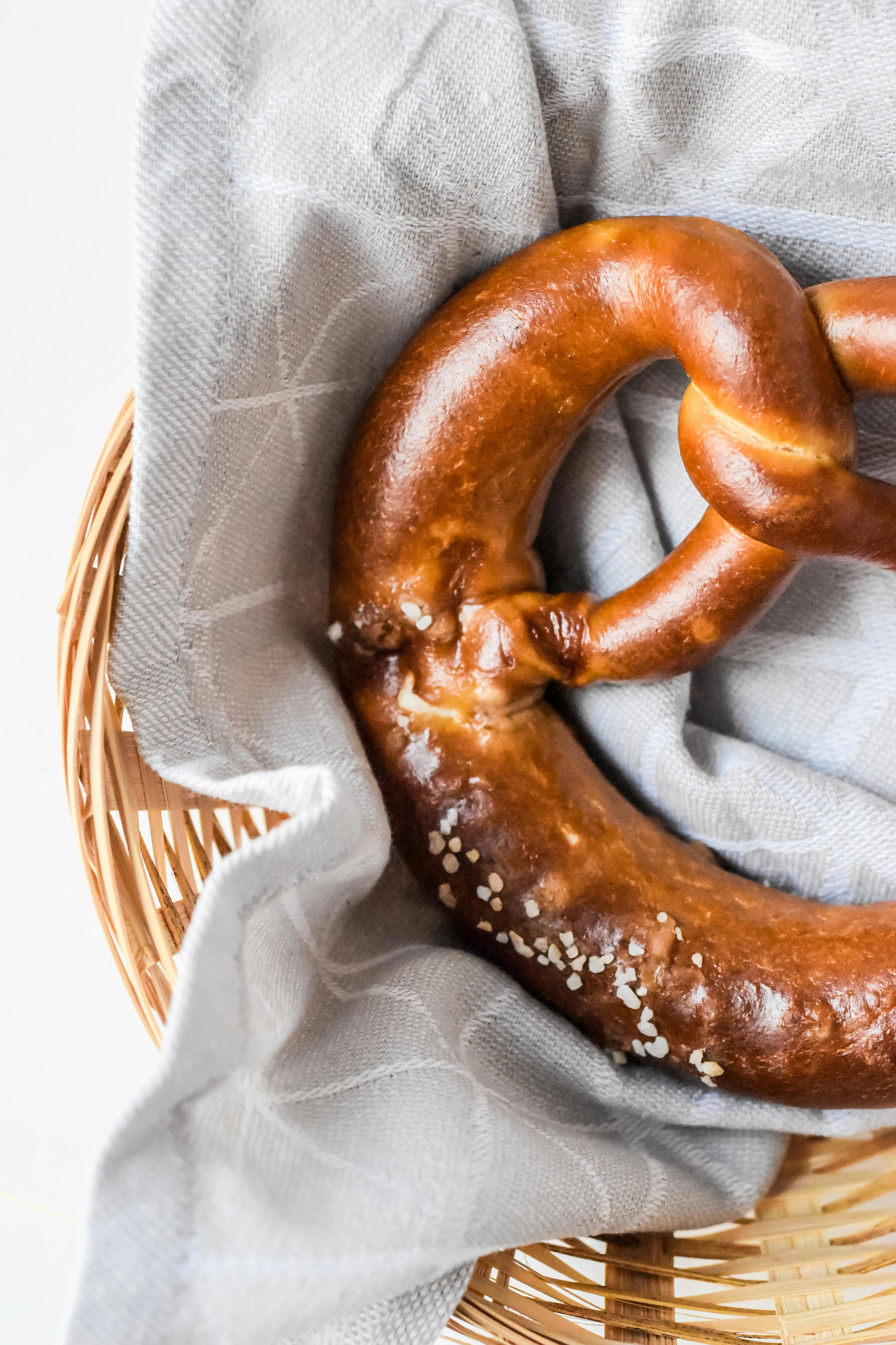 Un pretzel en una cesta | Fuente: Pexels