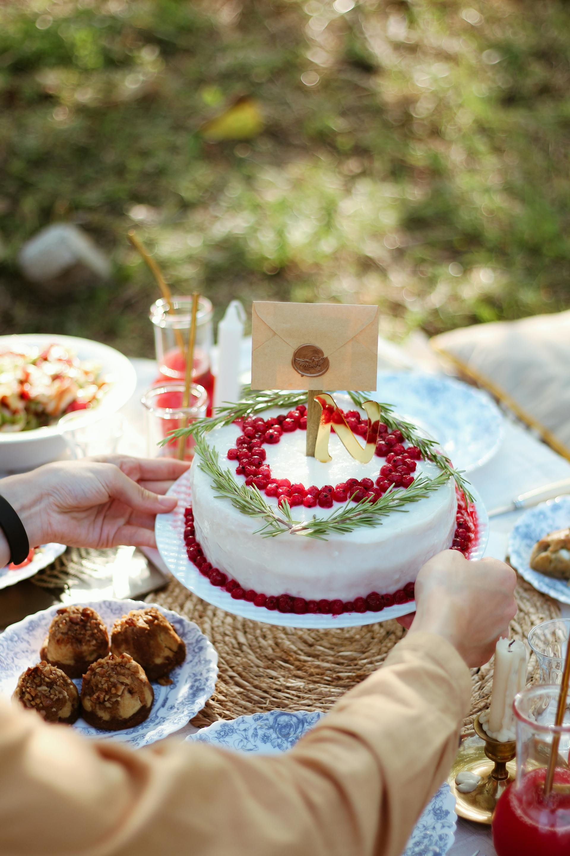 Una persona sostiene un Pastel sobre una mesa | Fuente: Pexels