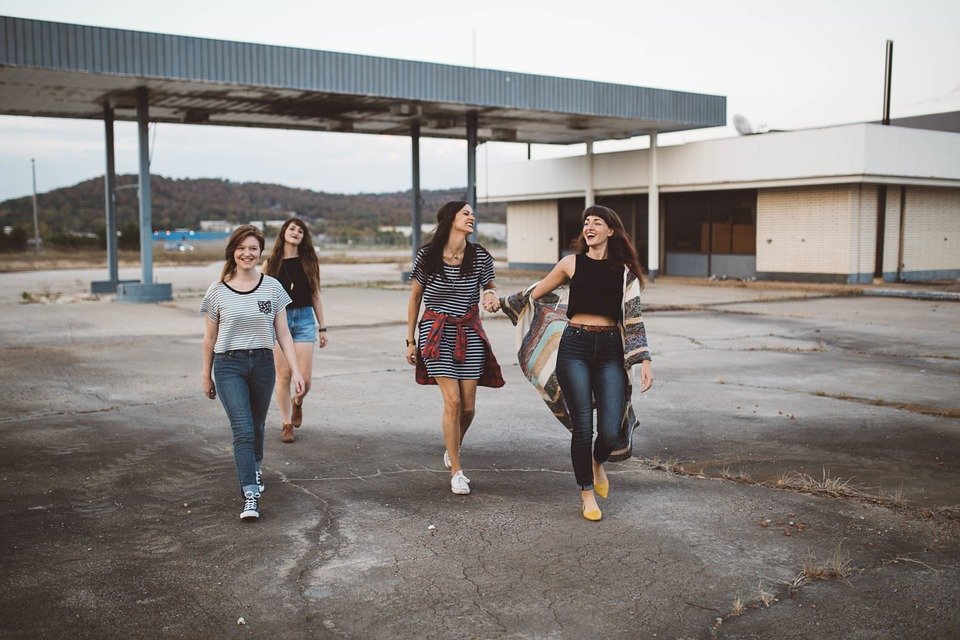 Grupo de chicas adolescentes │Imagen tomada de: Pixabay