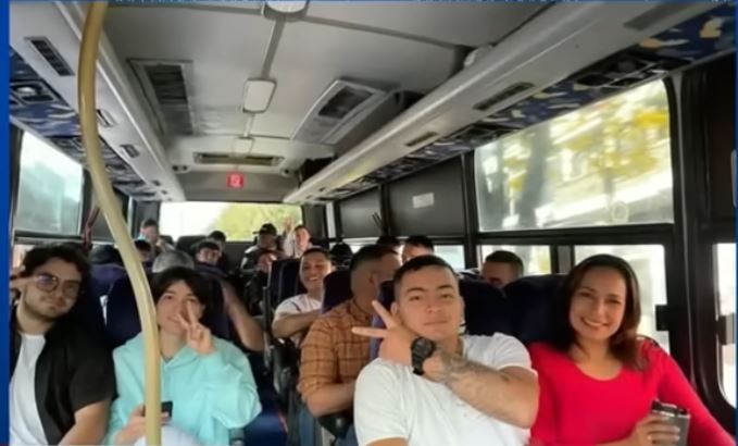 Los estudiantes antes del accidente. | Fuente: YouTube/NoticiasCaracol