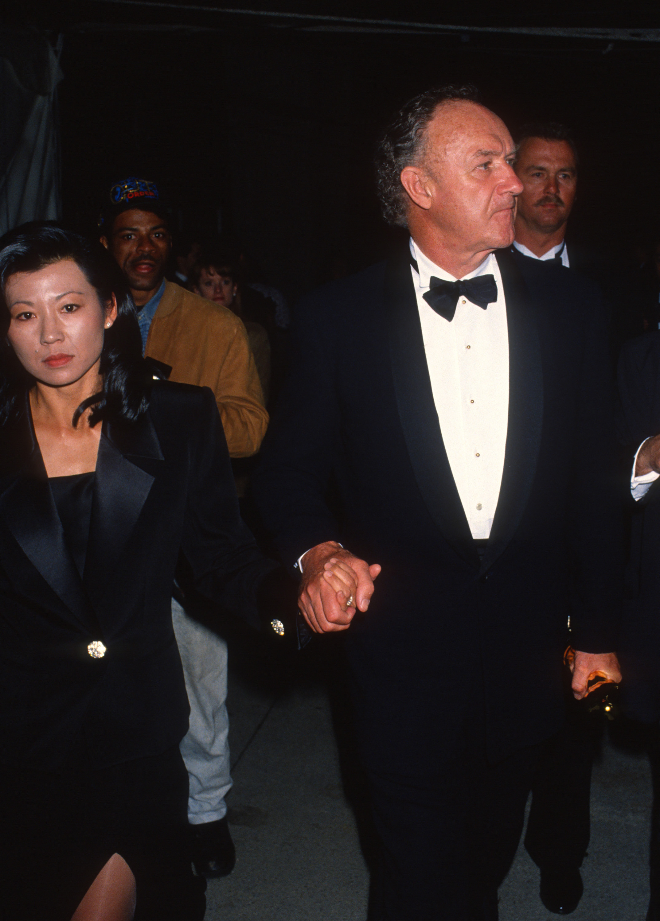 Betsy Arakaway el actor Gene Hackman, asisten a la 65ª edición de los Premios de la Academia en el Dorothy Chandler Pavilion, Los Ángeles, California, el 29 de marzo de 1993 | Fuente: Getty Images