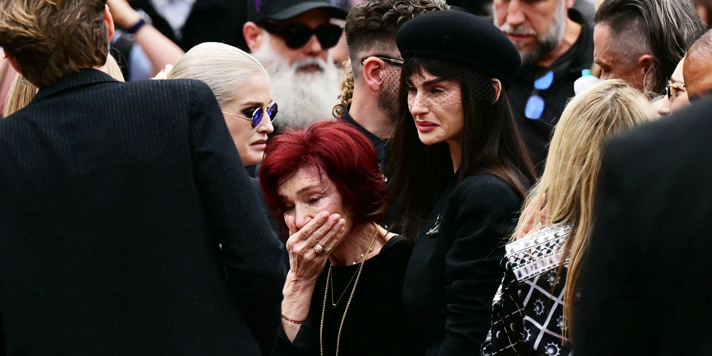 Sharon Osbourne y otros familiares en el funeral de Ozzy Osbourne | Fuente: Getty Images