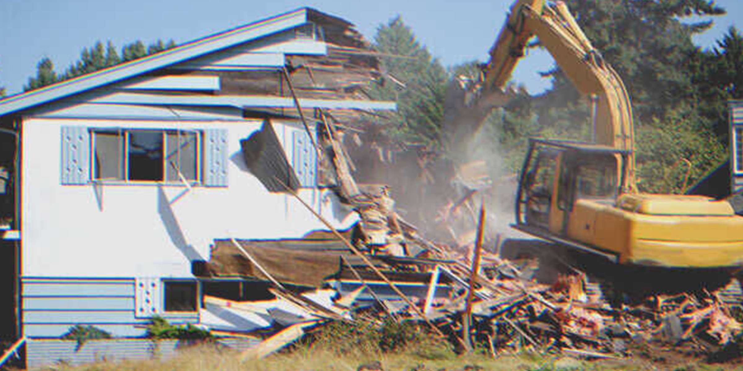 Una excavadora destruyendo una casa | Foto: Getty Images