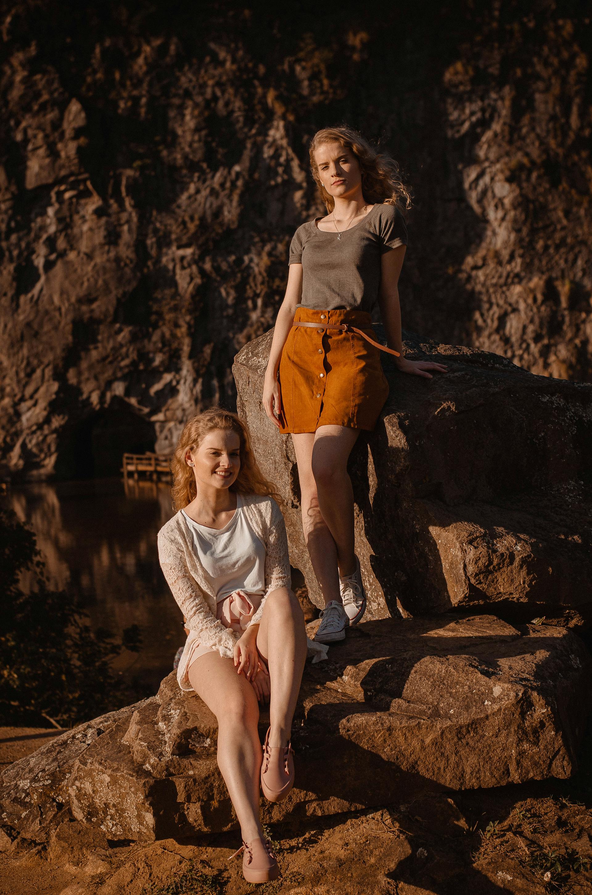 Dos mujeres posando sobre rocas | Fuente: Pexels