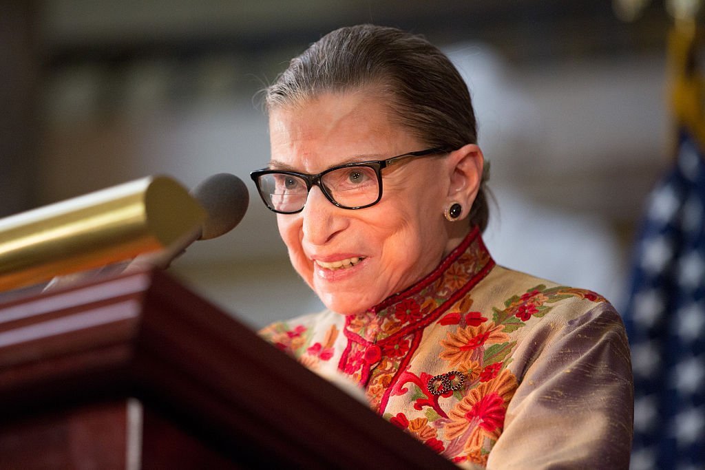 La jueza Ruth Bader Ginsburg habla en una recepción anual del Mes de la Historia de la Mujer en el edificio del capitolio de EE.UU. | Foto: Getty Images