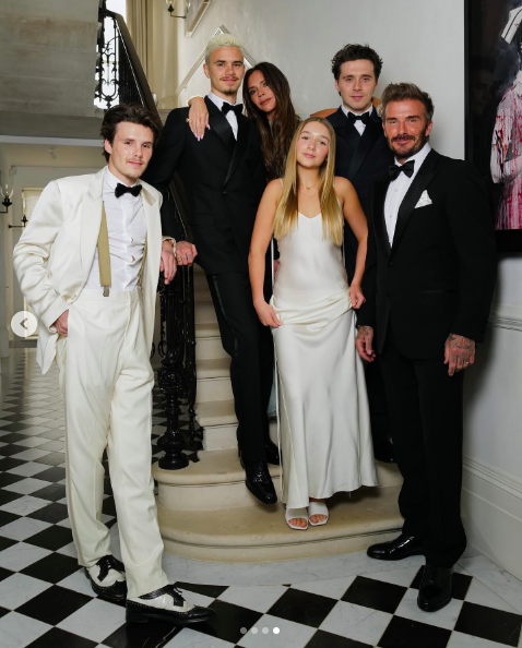 Cruz, Romeo, Victoria, Harper, Brooklyn y David Beckham posando para una foto, publicada el 21 de abril de 2024 | Fuente: Instagram/victoriabeckham