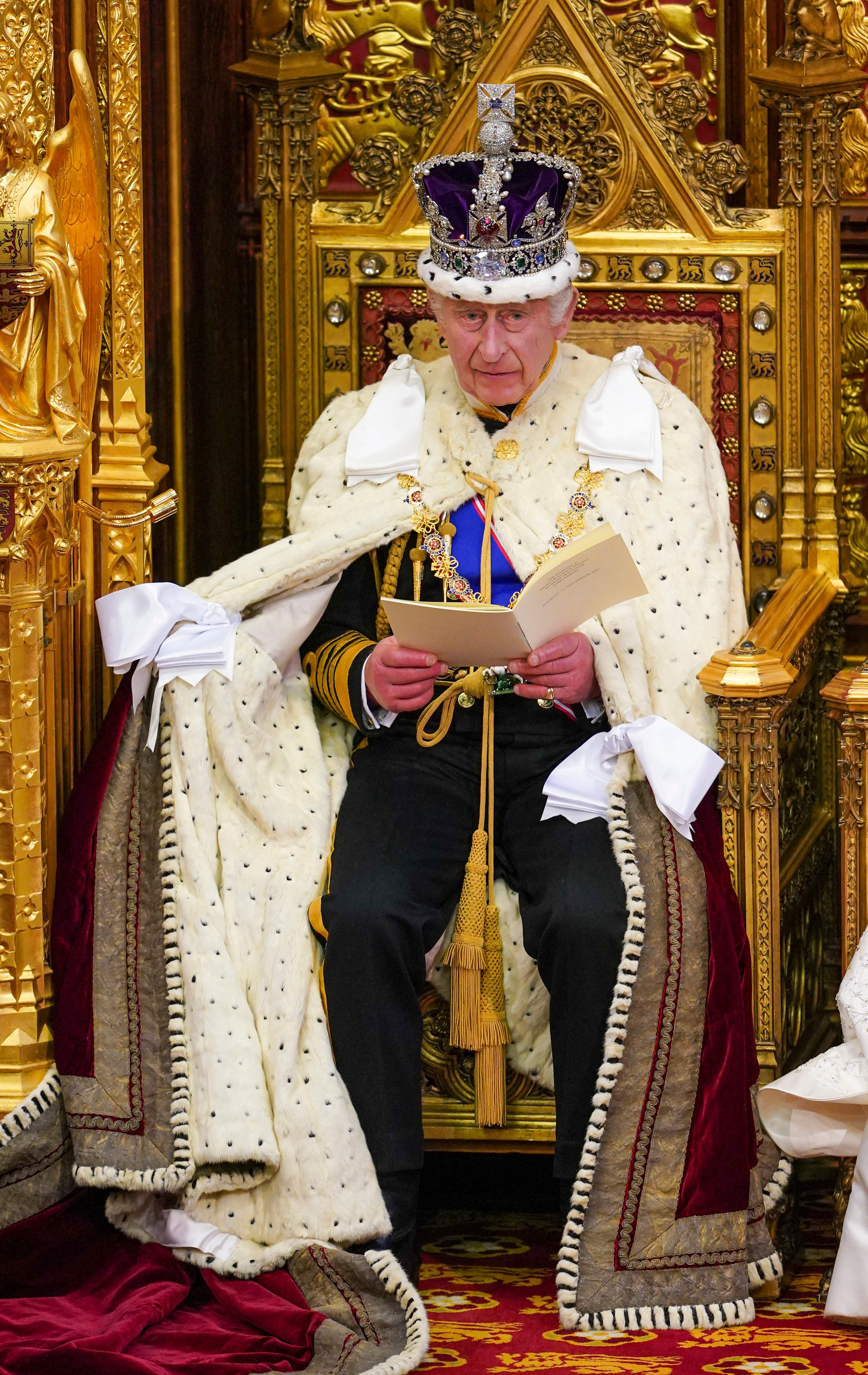 El rey Charles III leyendo un discurso durante la Apertura de Estado del Parlamento en Londres, Inglaterra, el 7 de noviembre de 2023 | Foto: Getty Images