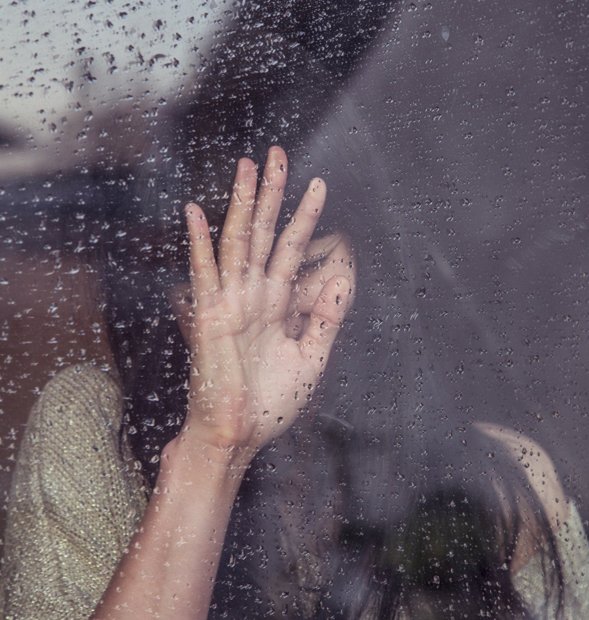 Mujer llorando contra ventana en día lluvioso. | Imagen: PxHere