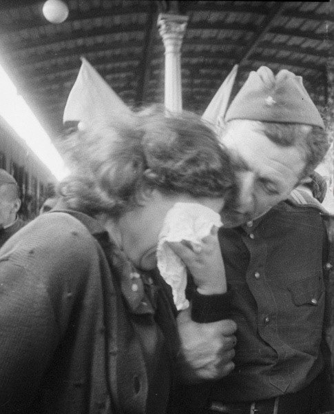 Mujer llorando junto a un soldado. | Imagen: Wikimedia Commons