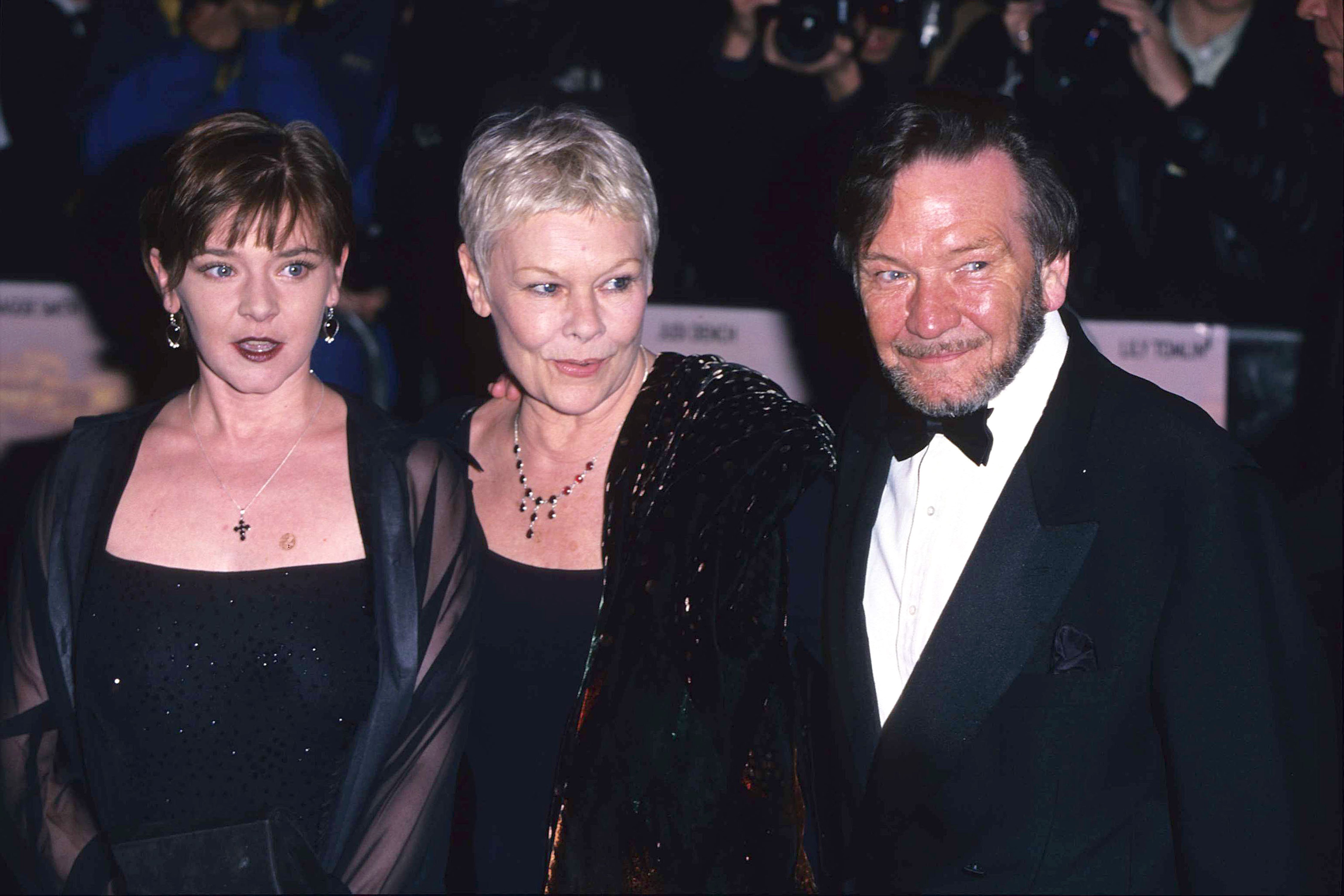 Judi Dench con Finty y Michael Williams en el estreno de "Tea with Mussolini" el 1 de marzo de 1999 | Fuente: Getty Images