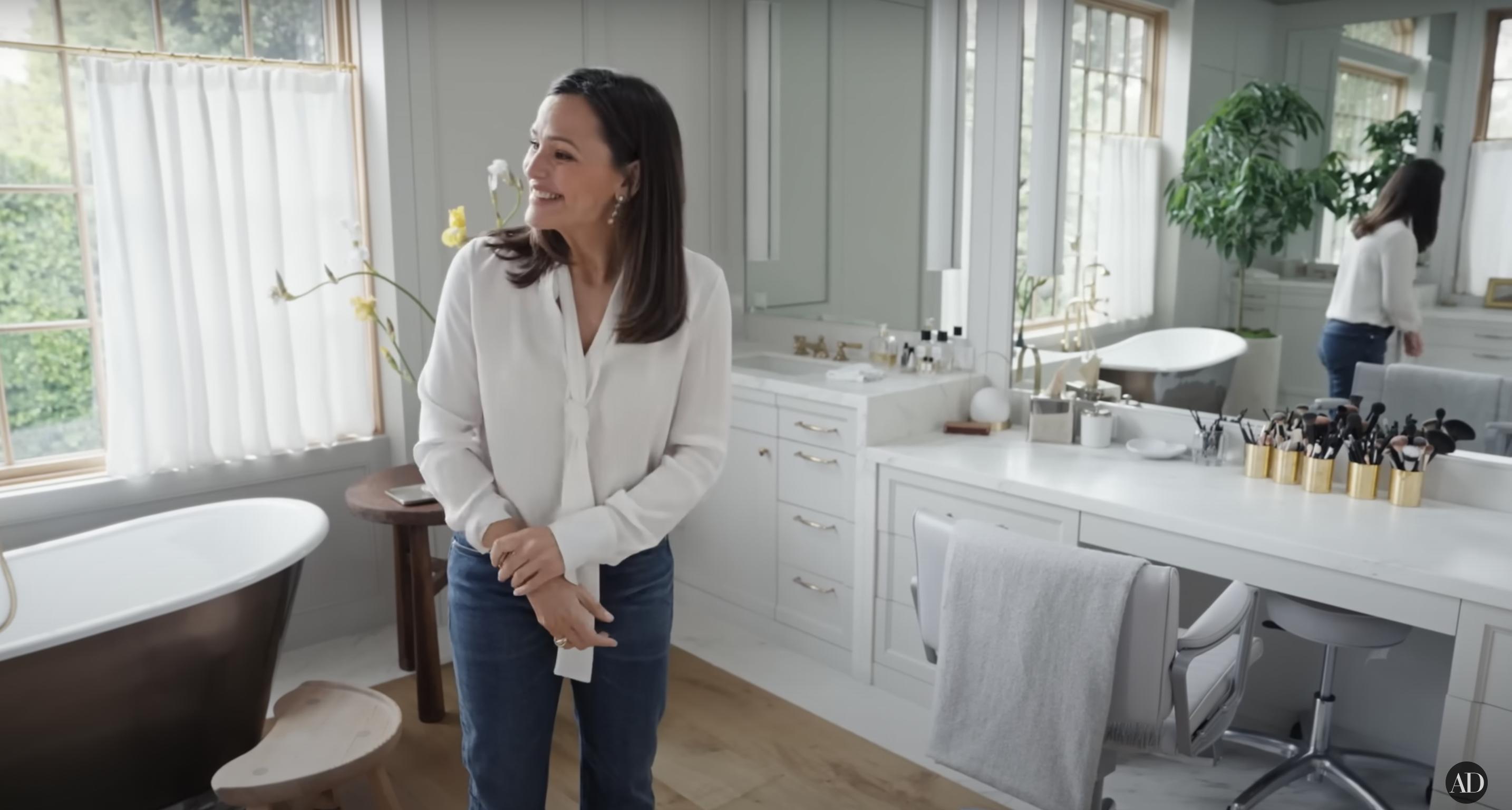 El cuarto de baño de Jennifer Garner, fechado el 3 de septiembre de 2024 | Fuente: YouTube/@Archdigest